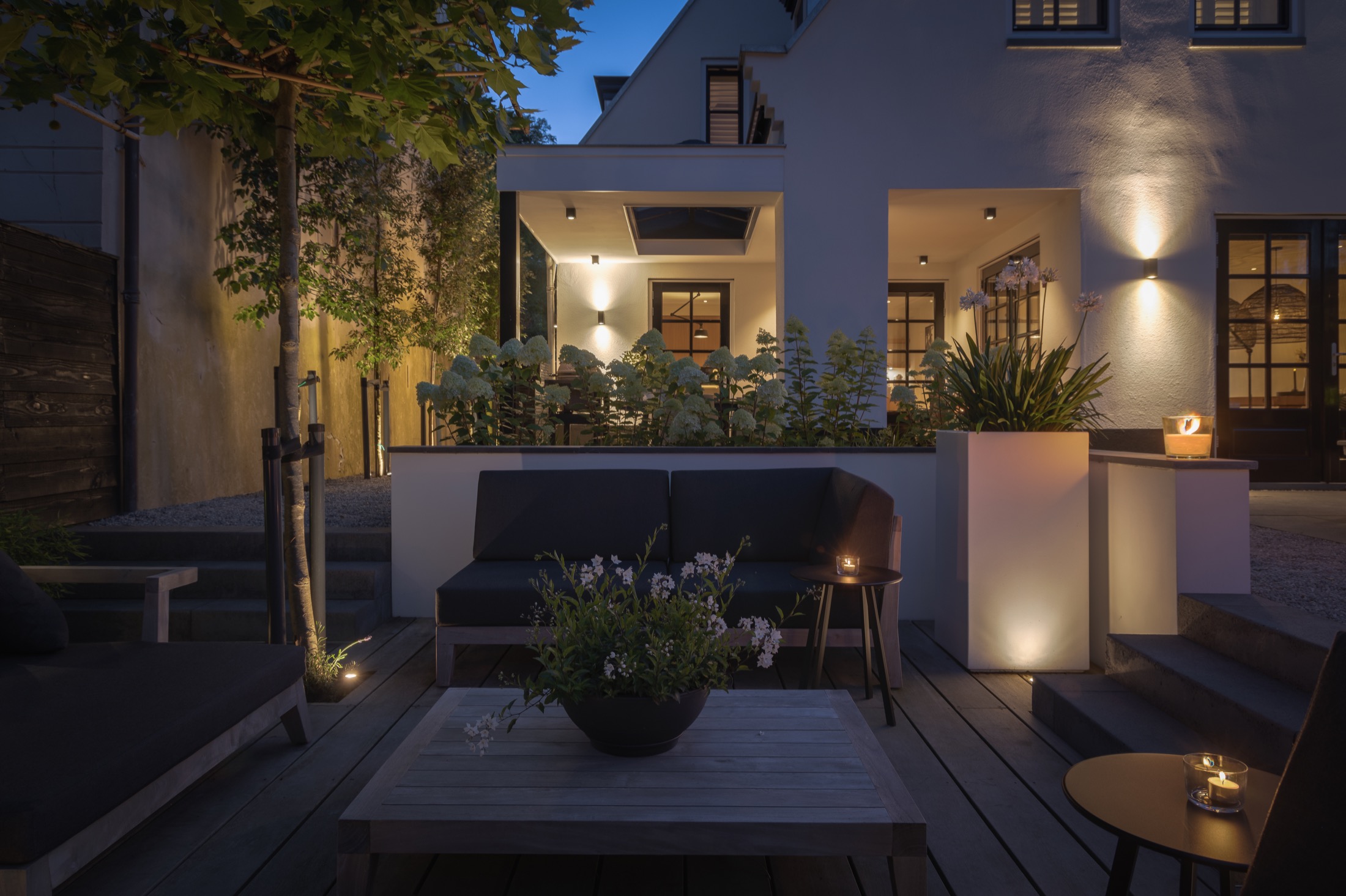 strakke tuin met buitenverlichting