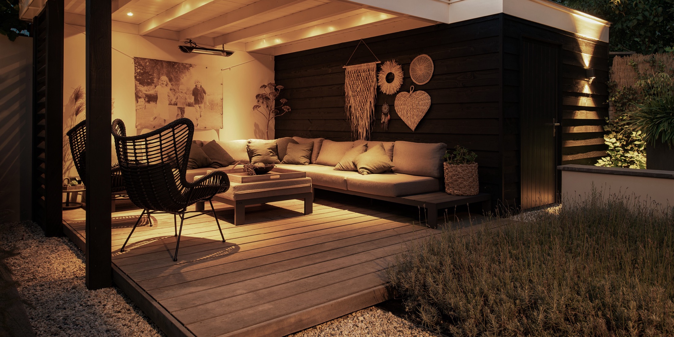 moderne tuin met luxe veranda en buitenverlichting