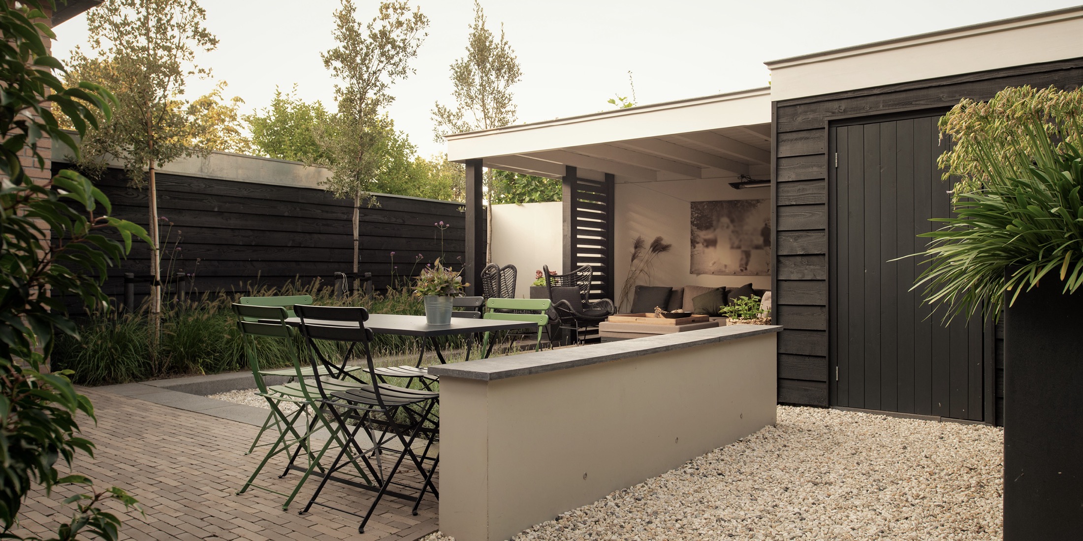 sfeervolle tuin met veranda