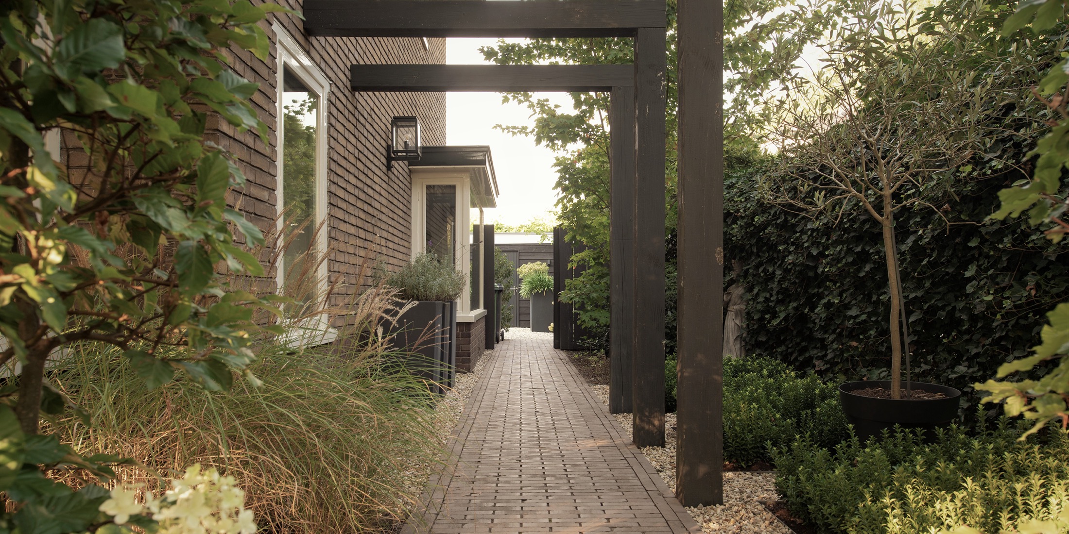 tuin met luxe pergola