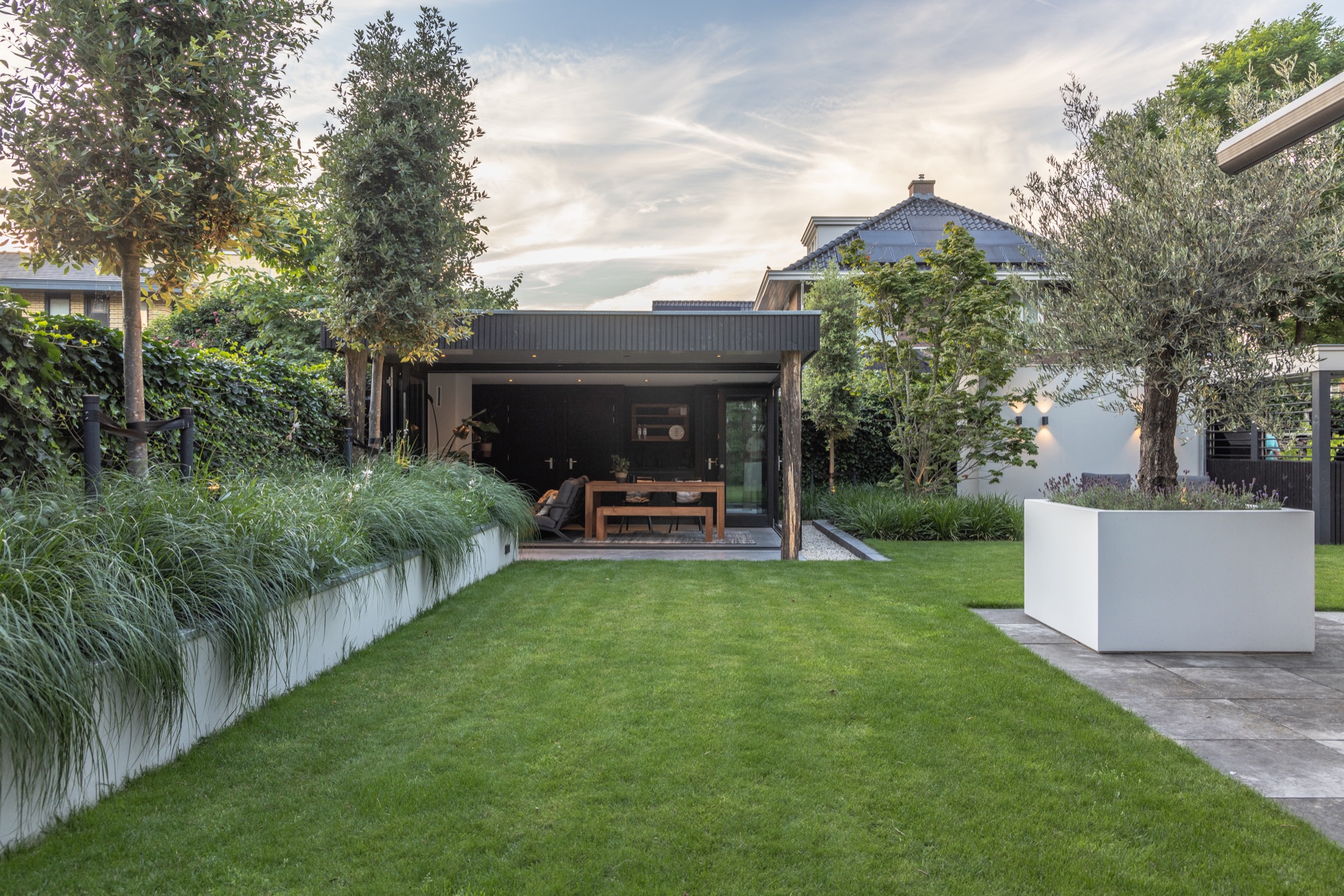 luxe tuin met overkapping