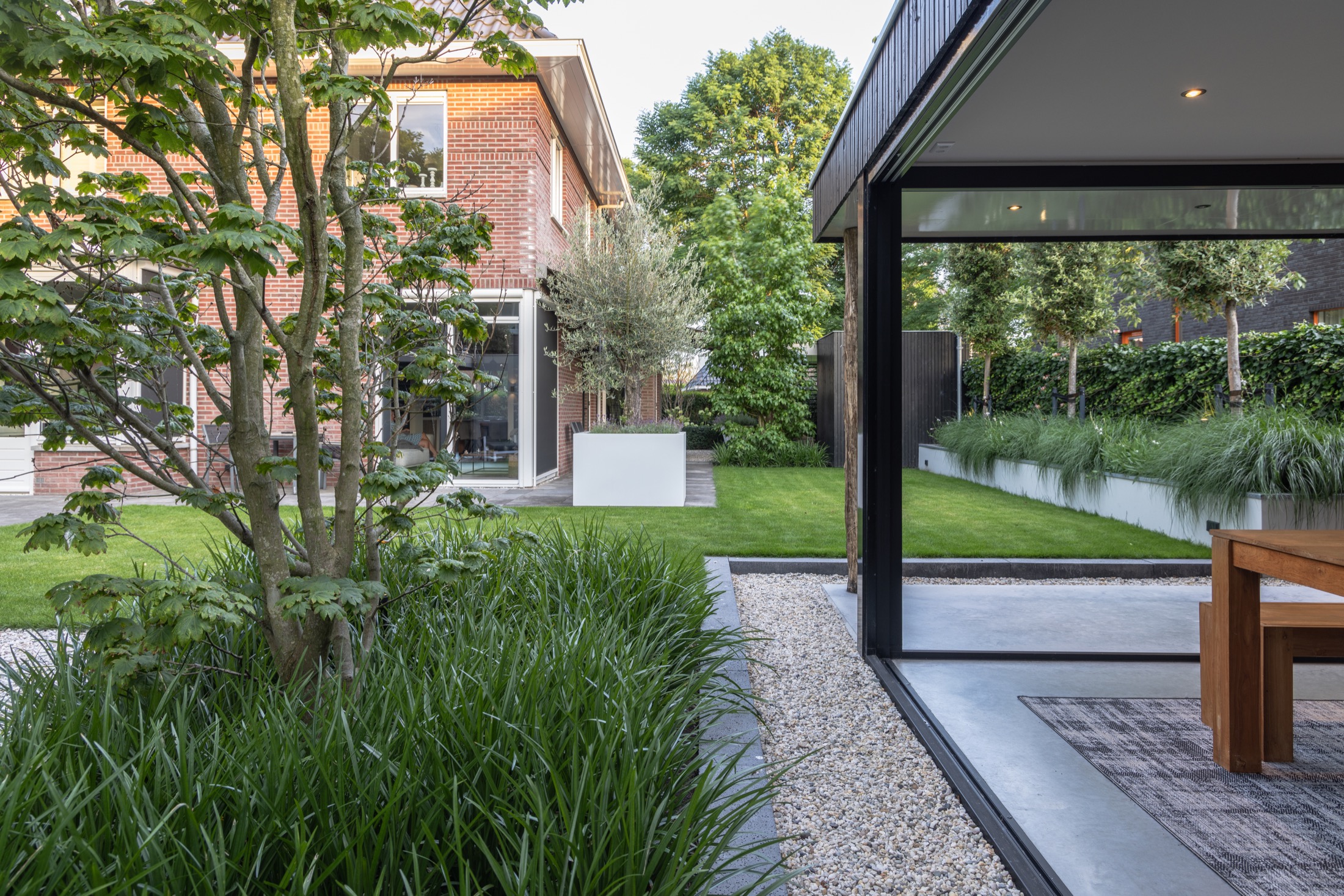 moderne tuin met overkapping