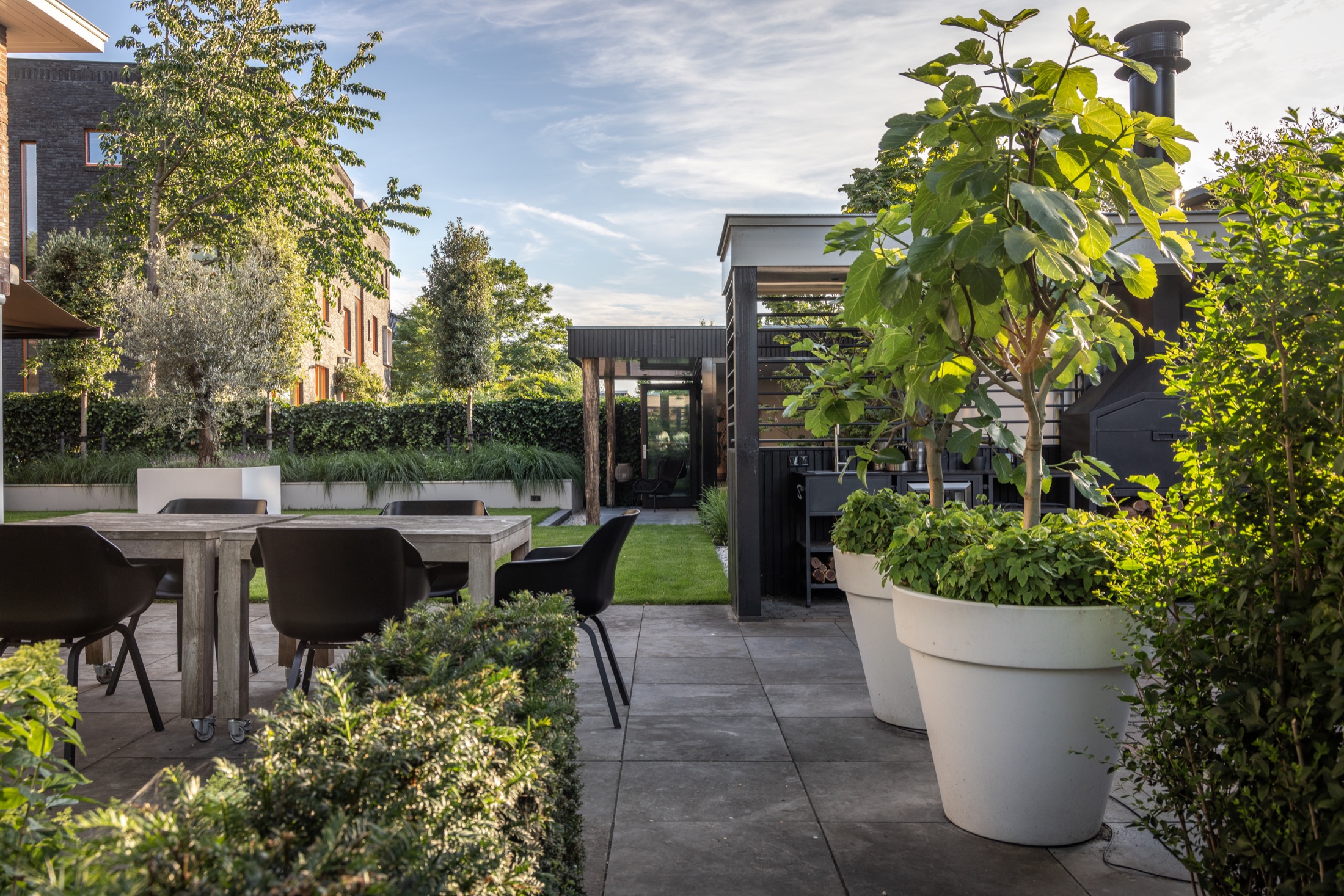 luxe tuin ontwerp met gras en beplanting