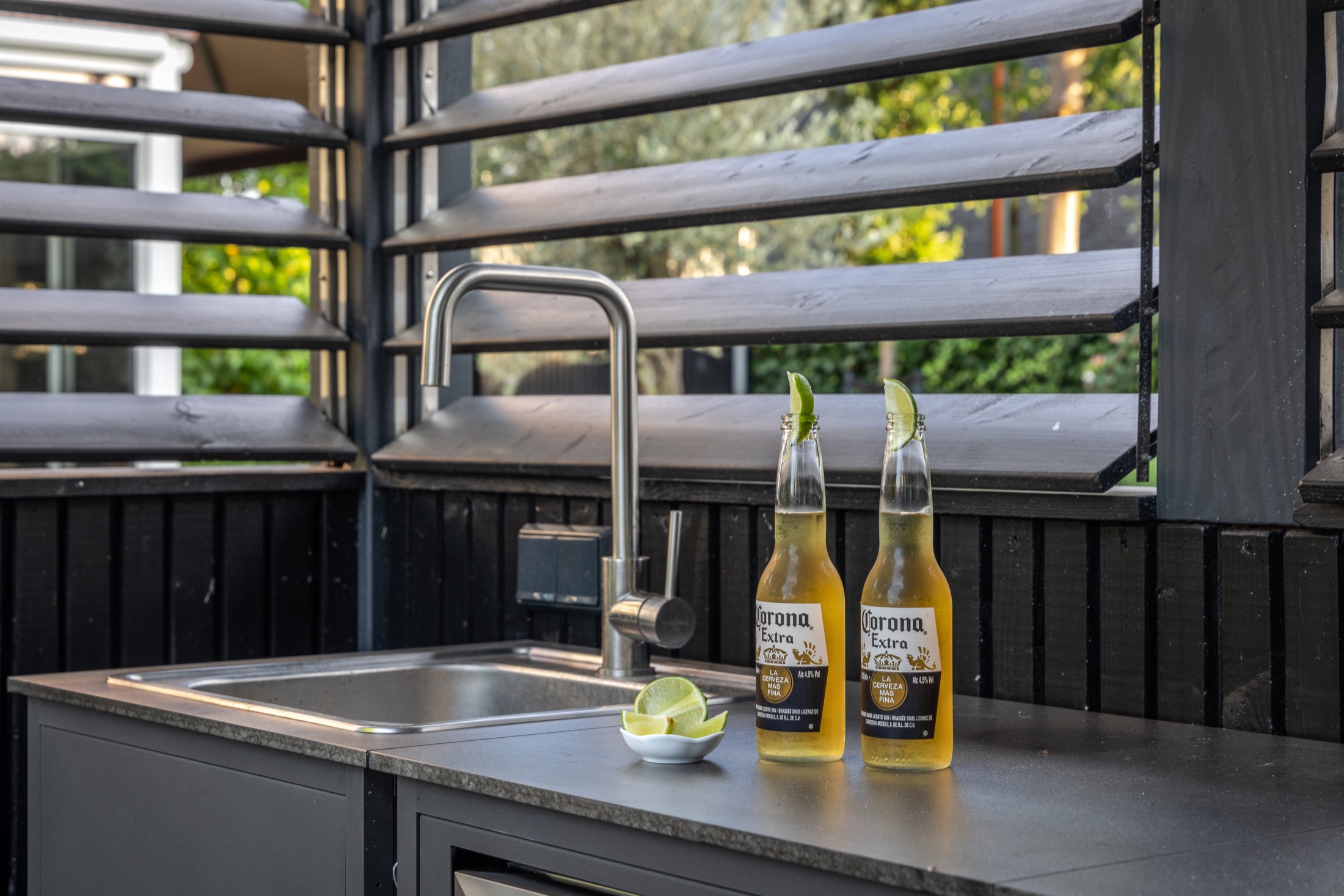 tuin met luxe buitenkeuken