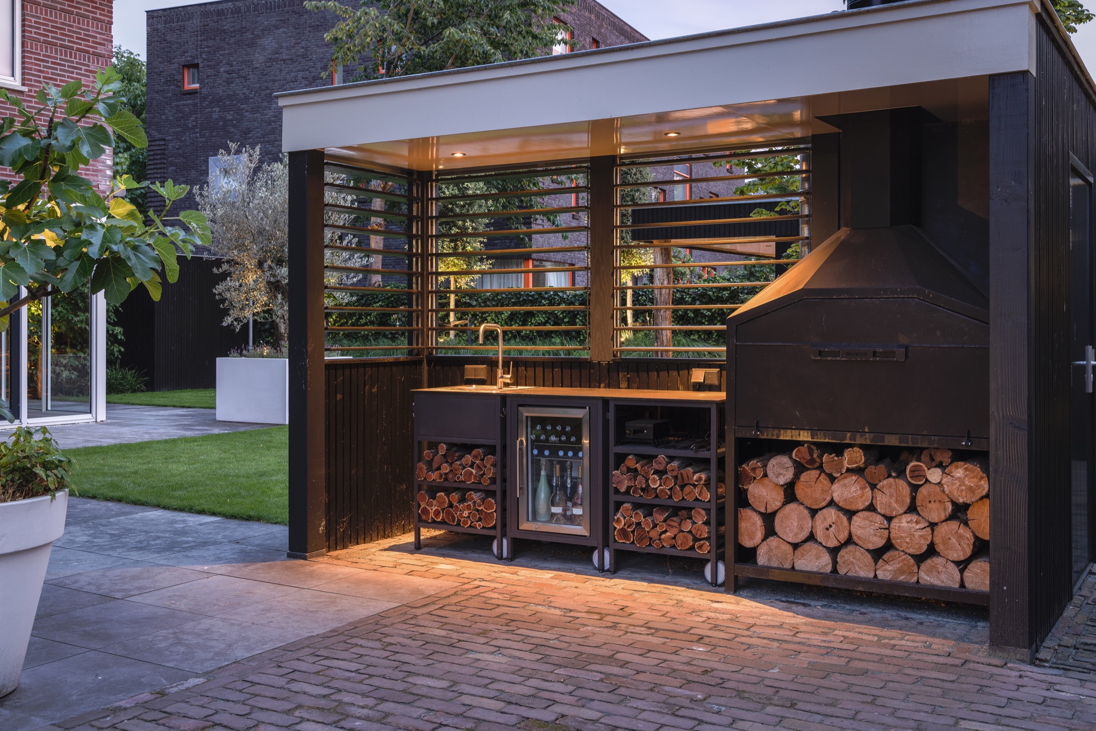 tuin inrichting met luxe buitenkeuken