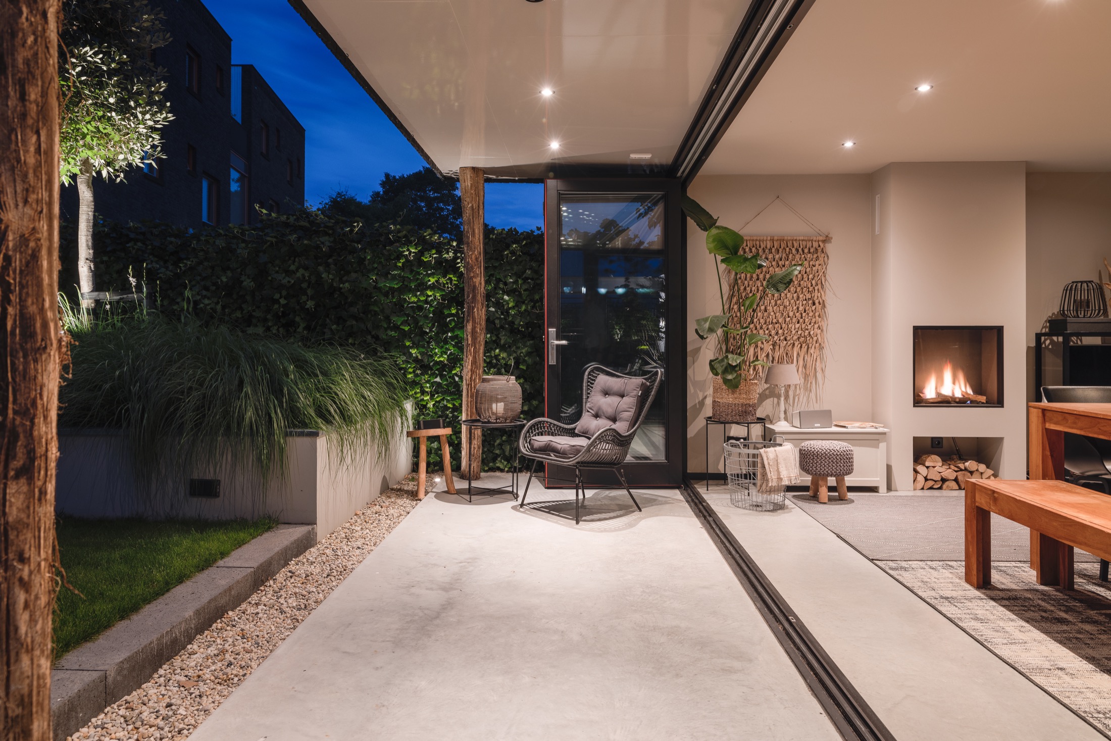 luxe terrasoverkapping met verlichting buiten