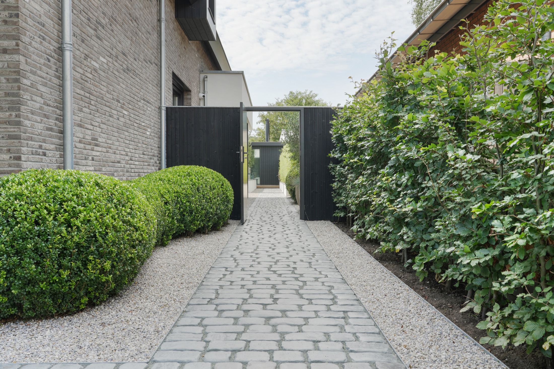 groene tuin met poort