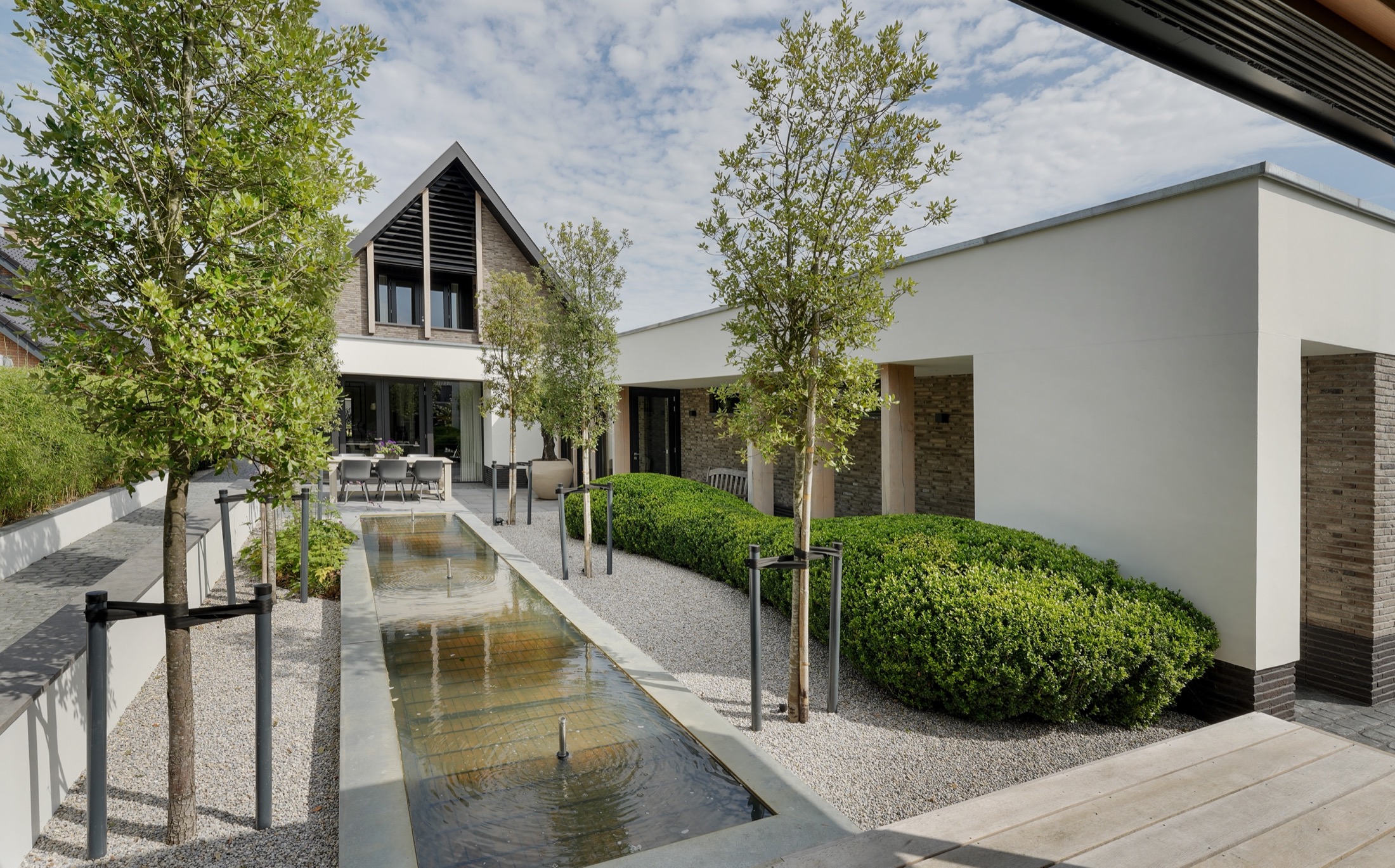 luxe tuin met waterpartij