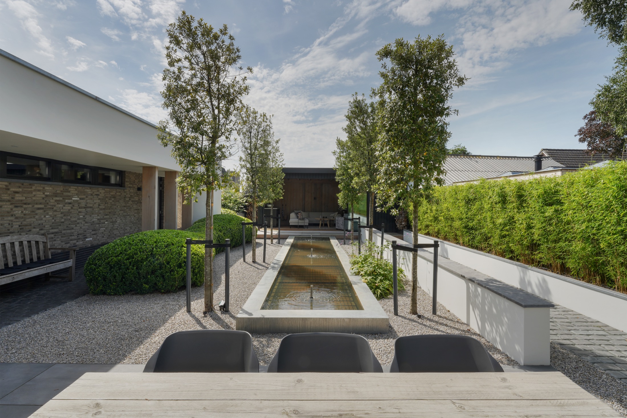 luxe tuin met waterpartij en terrasoverkapping op maat