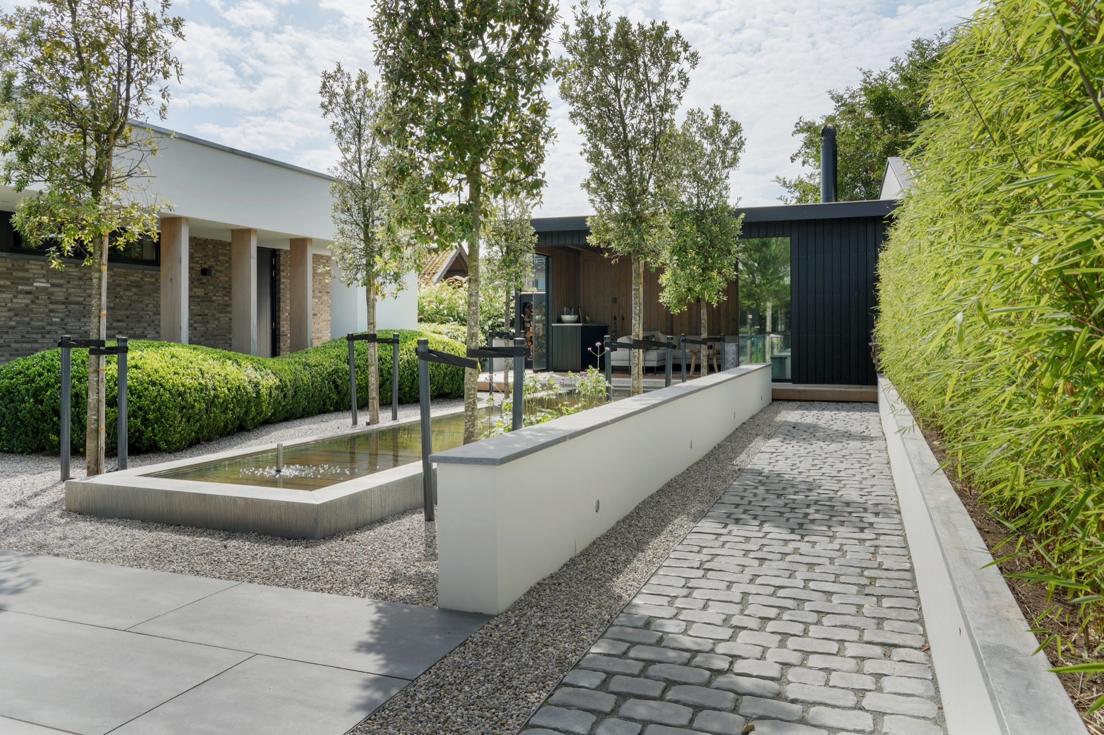 strakke tuin met waterpartij