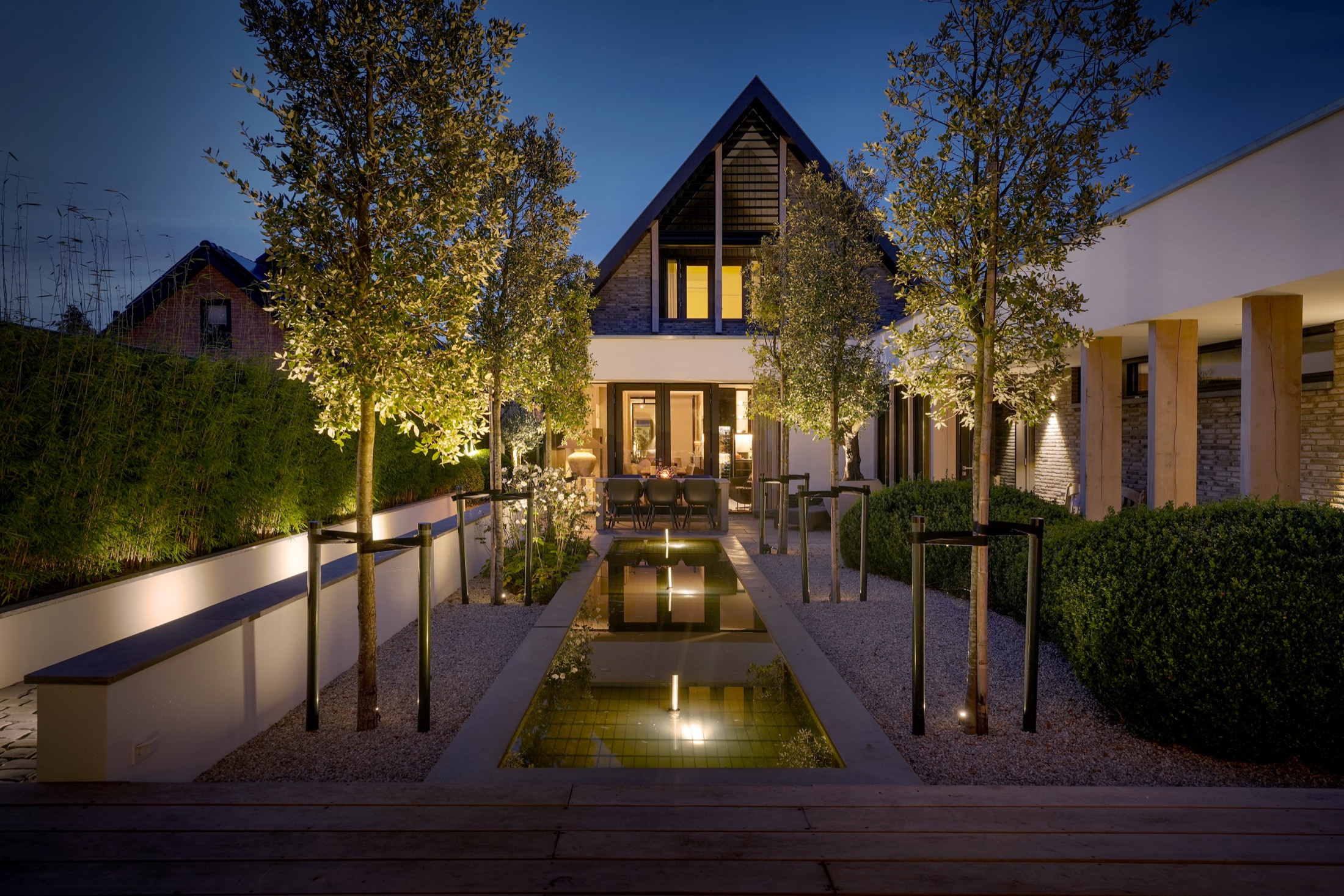 strakke tuin inrichting met waterpartij en buitenverlichting