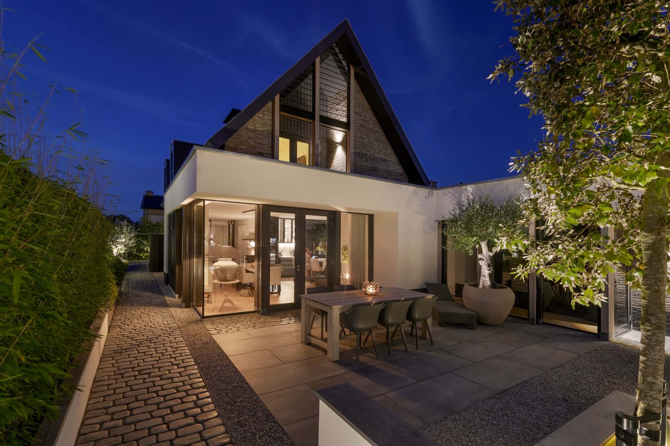 villa met luxe buitenverlichting in tuin