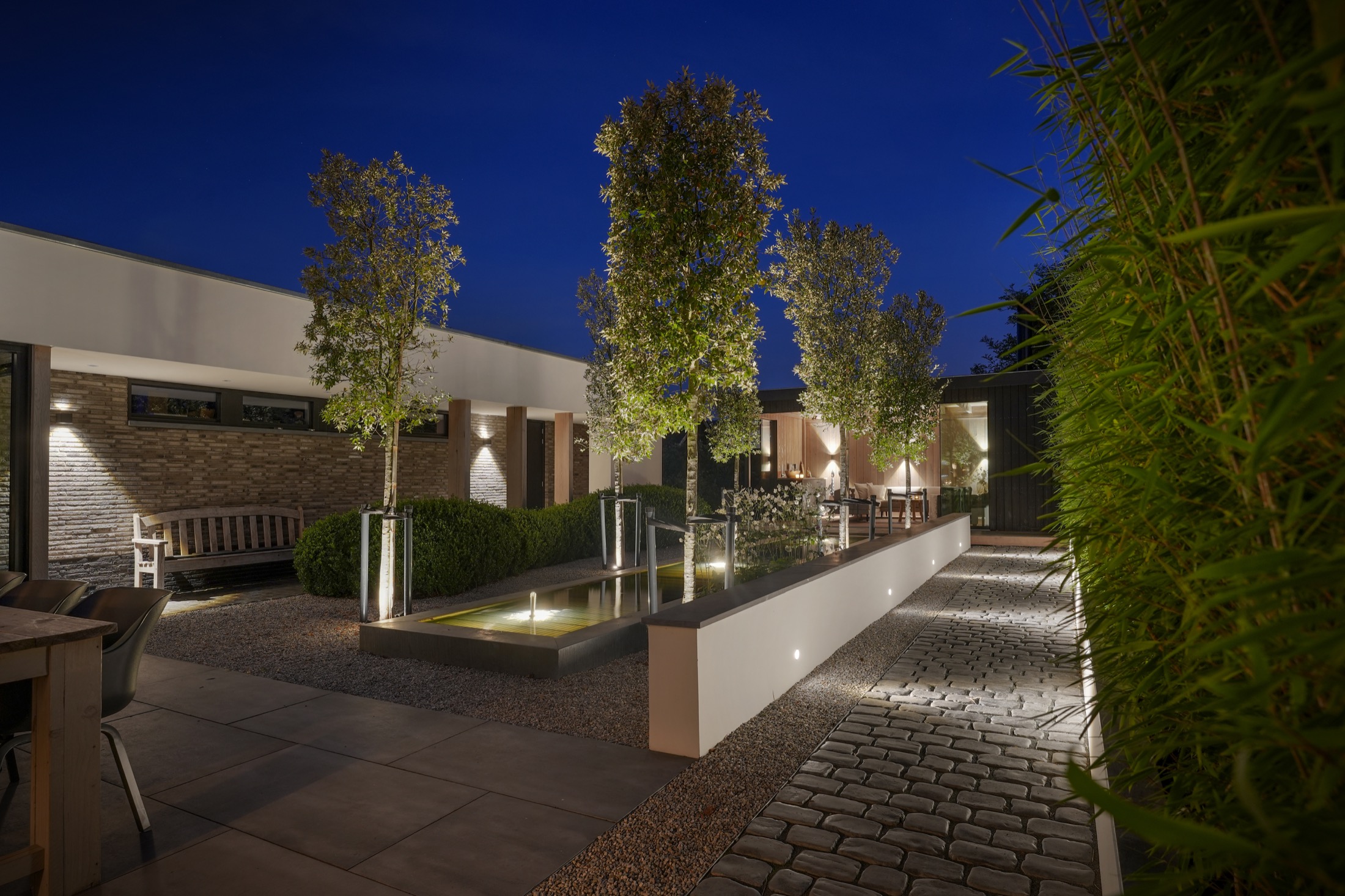 villa met luxe tuin met waterpartij
