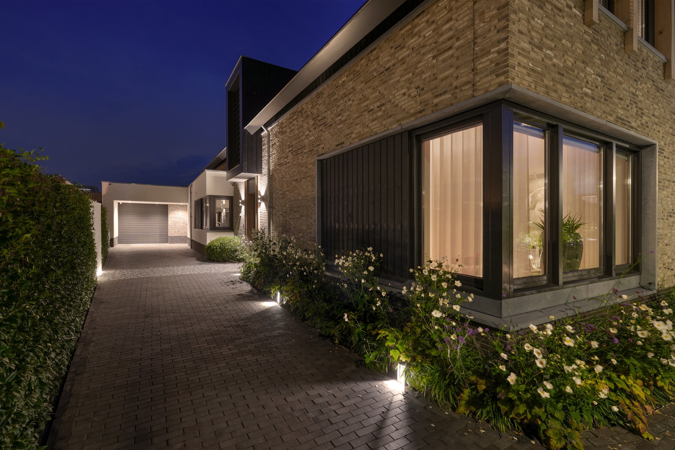 oprit bij villa met buitenverlichting