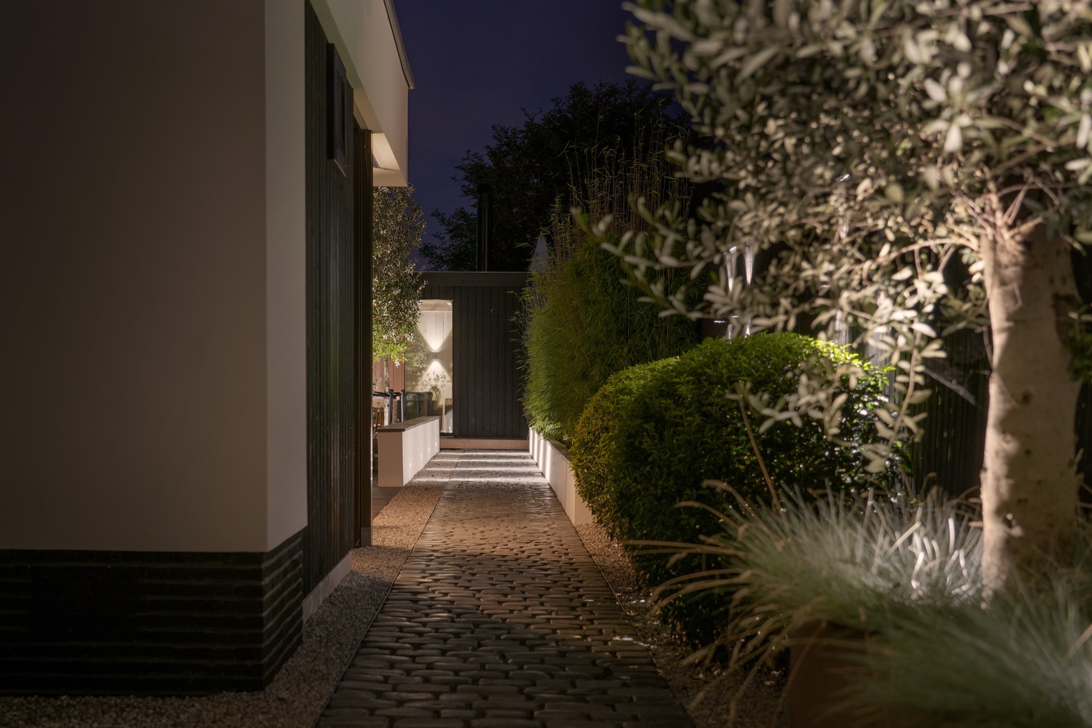 onderhoudsvriendelijke tuin met buitenverlichting