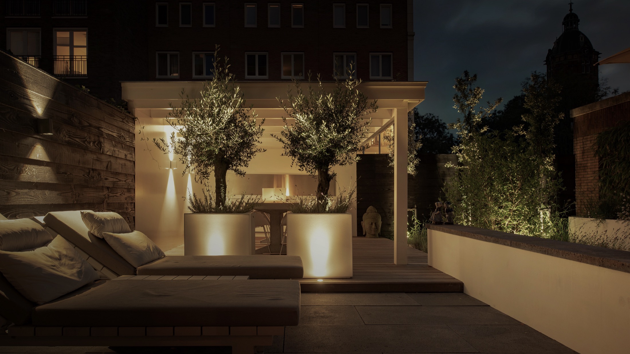 luxe tuin met verlichting buiten