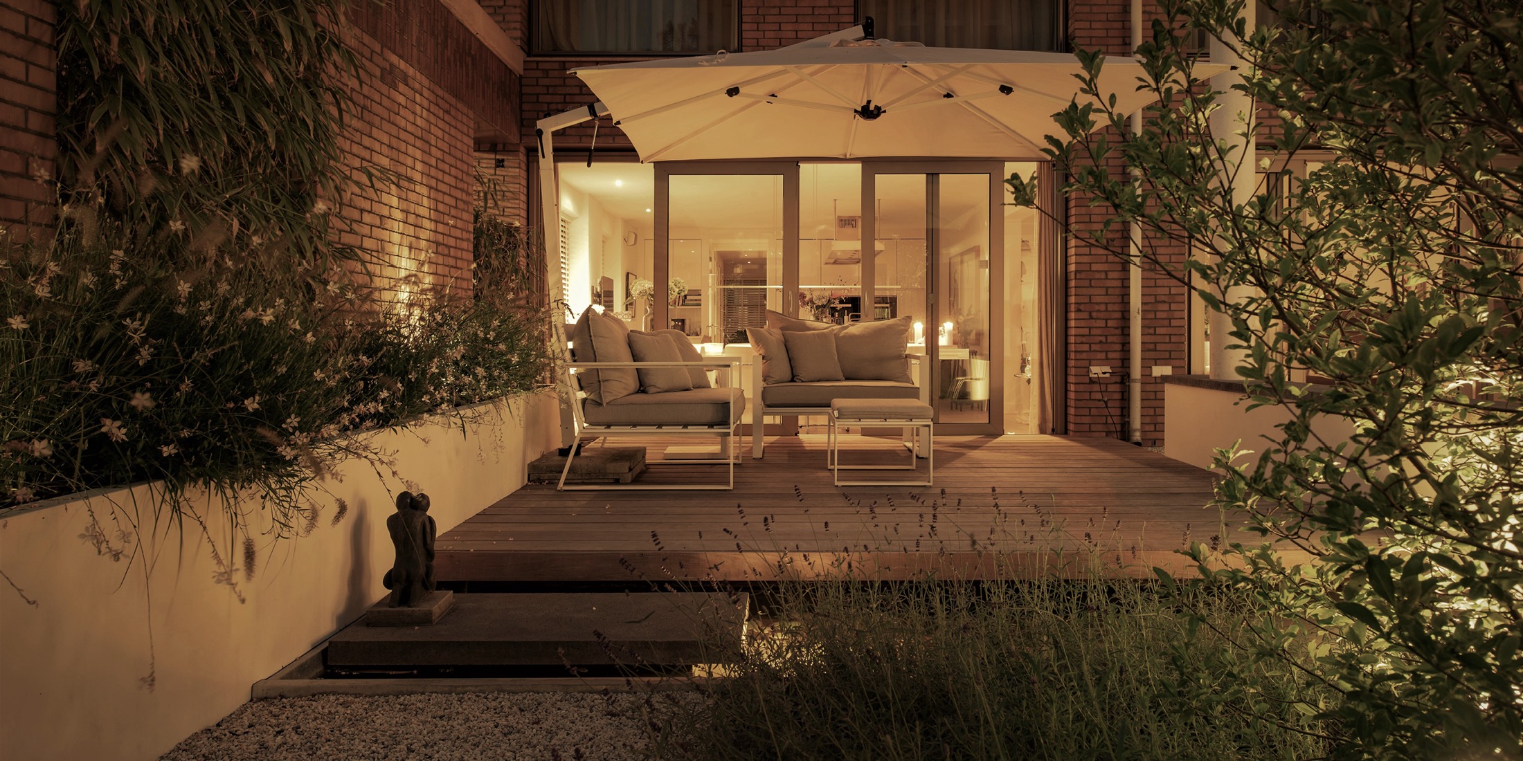 sfeervolle tuin met buitenverlichting