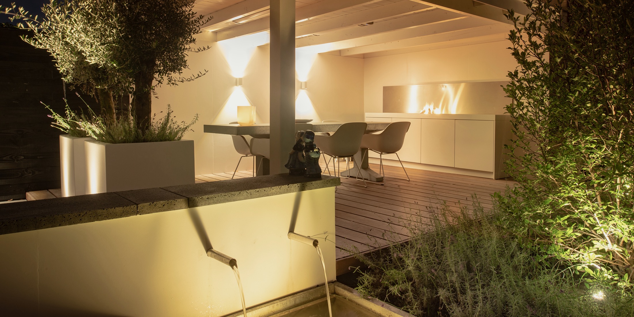 tuin inrichting met overkapping met buitenkeuken