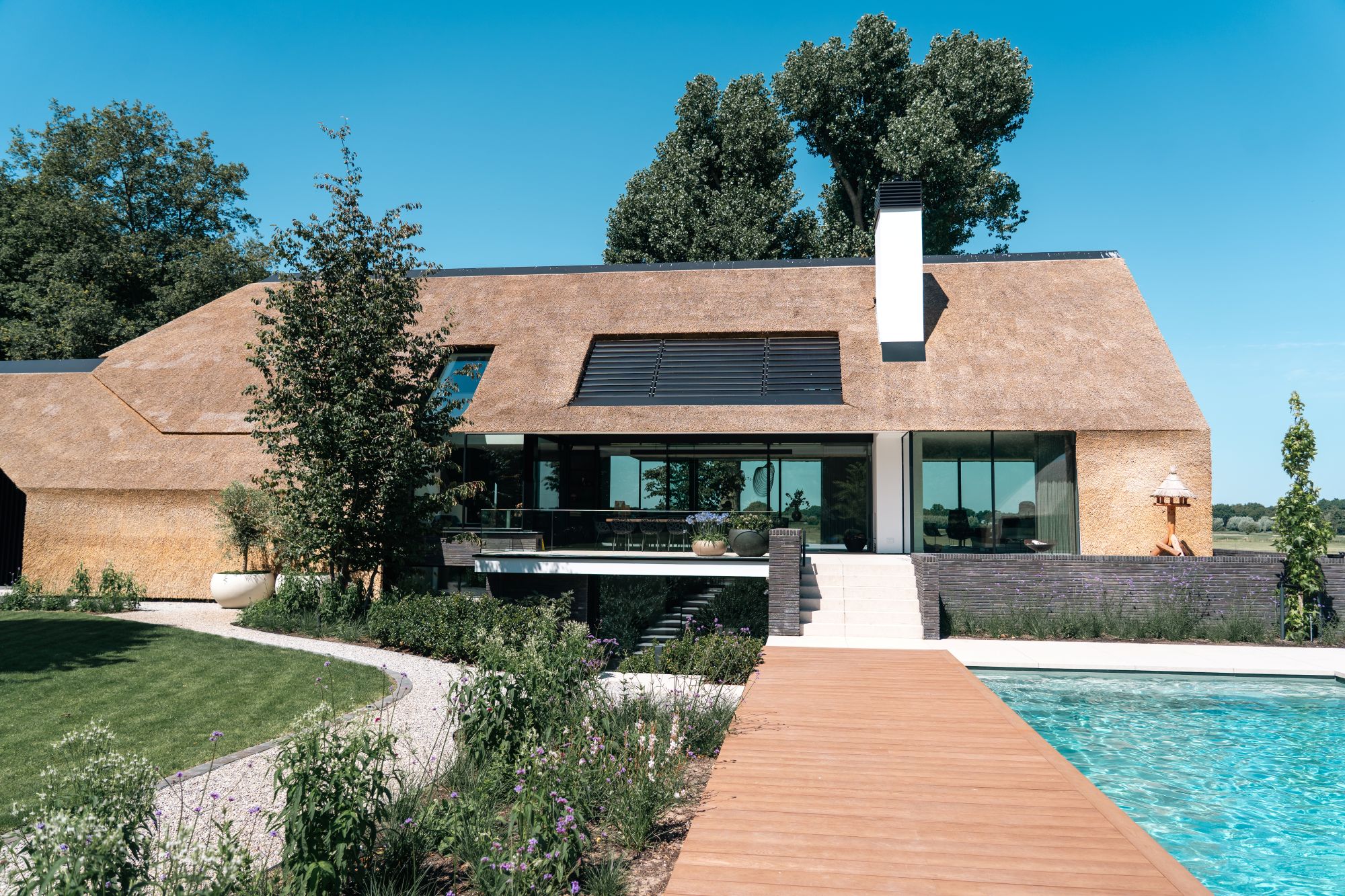 luxe villatuin met zwembad