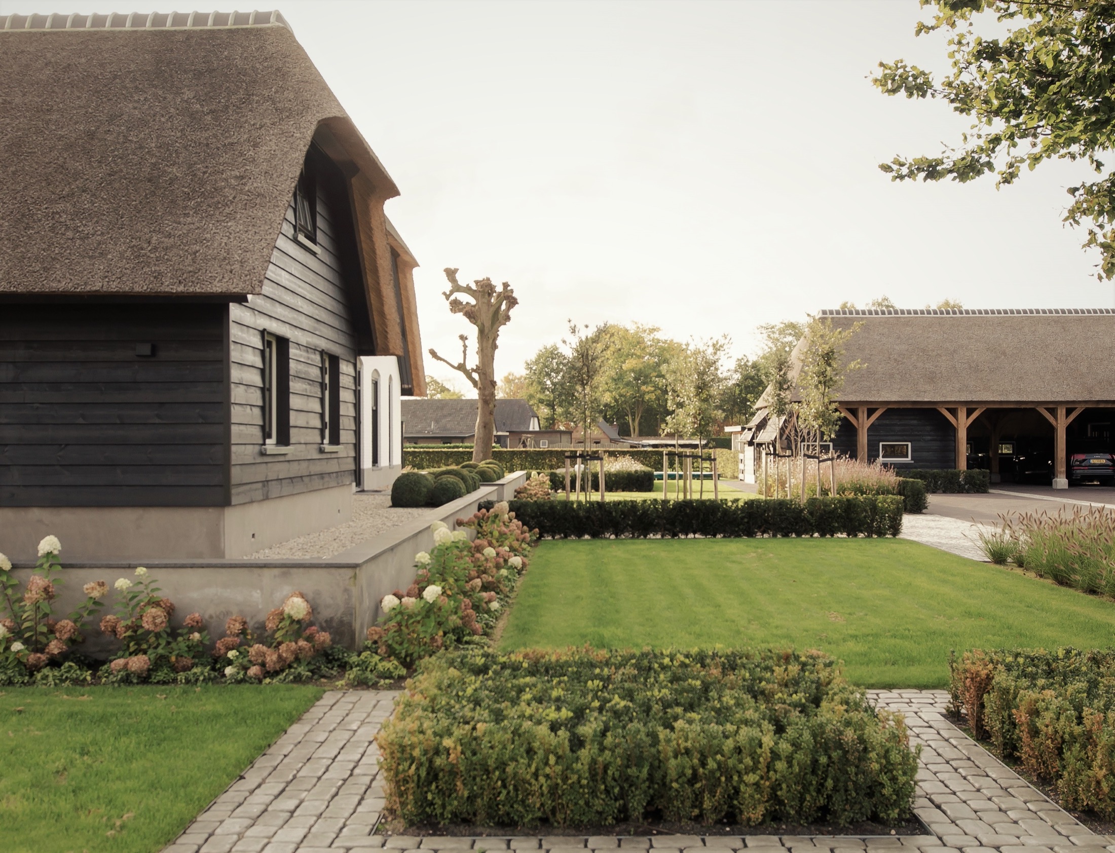luxe tuin met sfeervolle beplanting