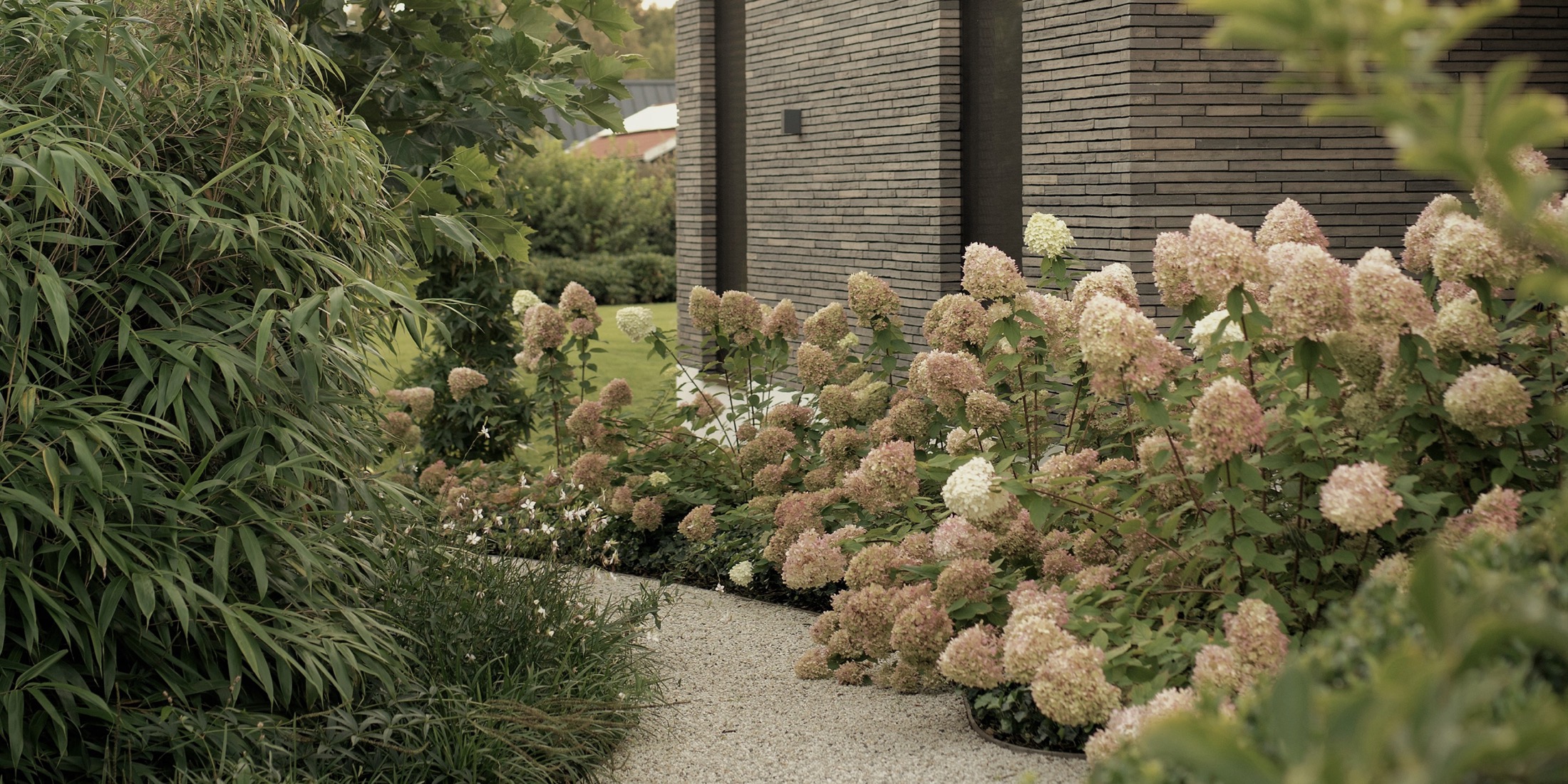 sfeervolle beplanting in tuinontwerp