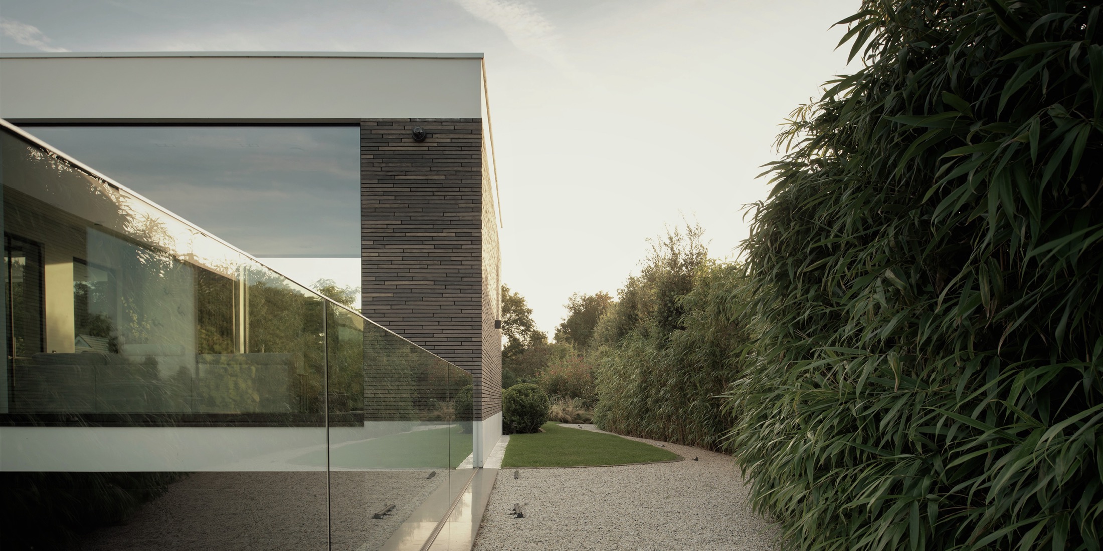 Stijlvolle groene tuin met luxe uitstraling