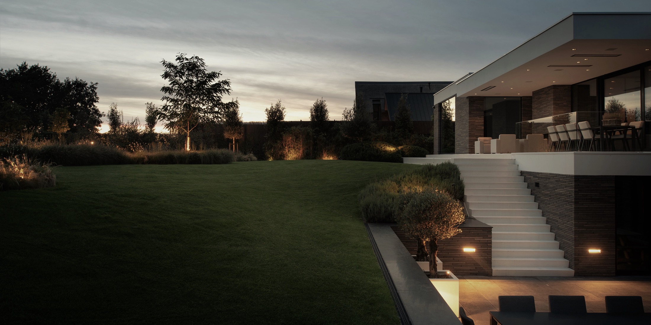 luxe villatuin met buitenverlichting