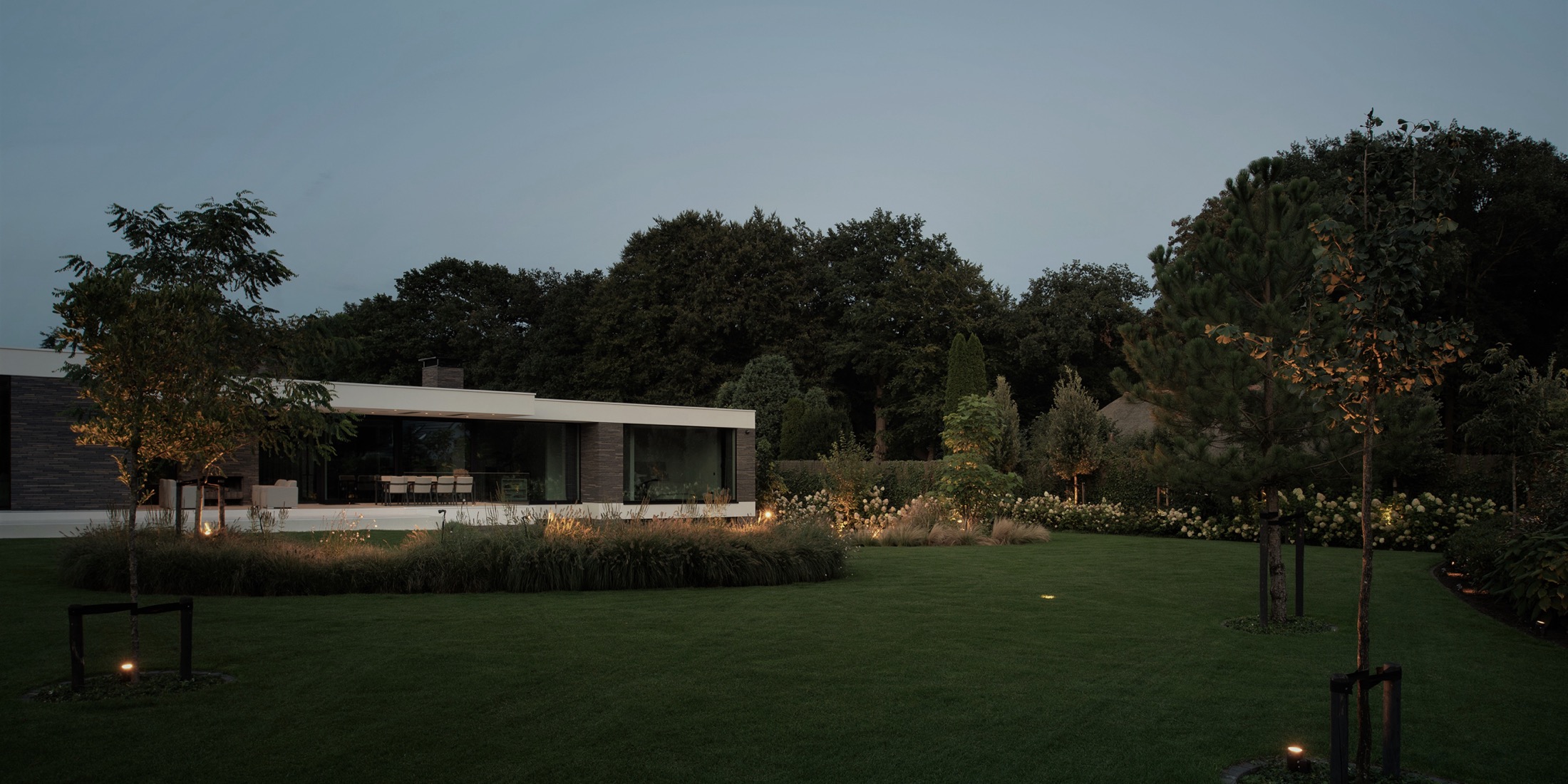 luxe groene tuin met buitenverlichting