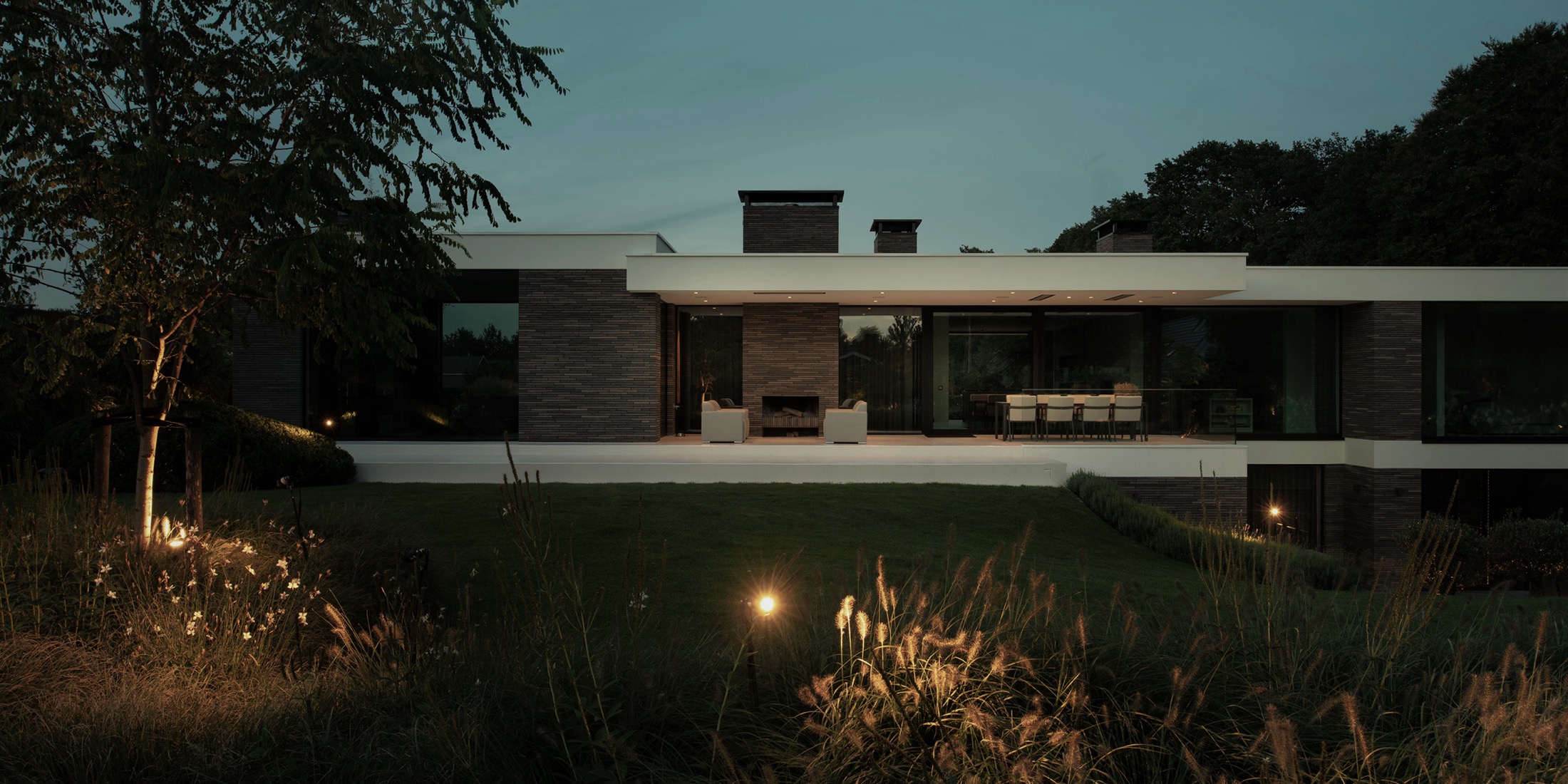villa met groene luxe tuin