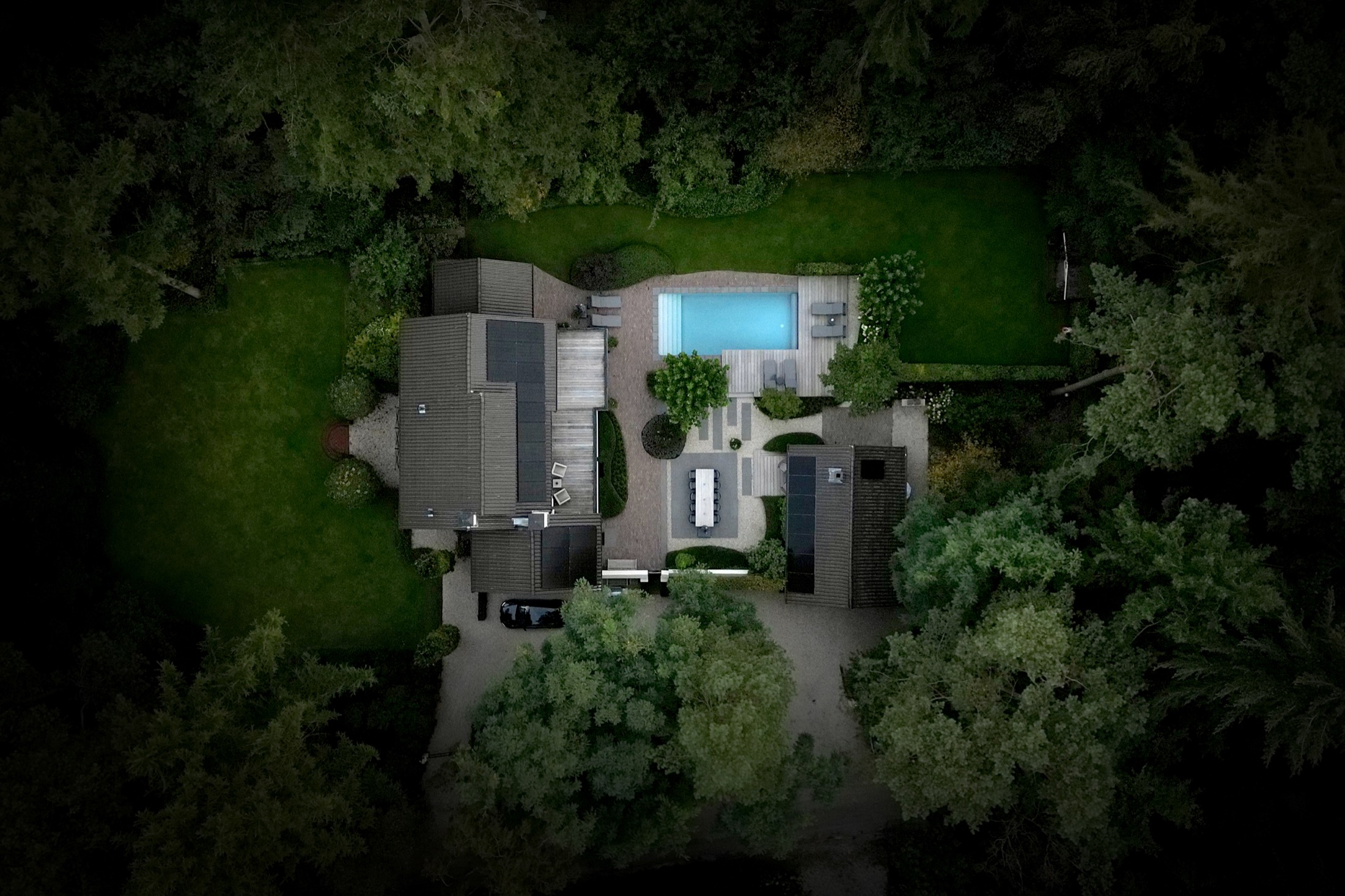exclusieve tuin met zwembad