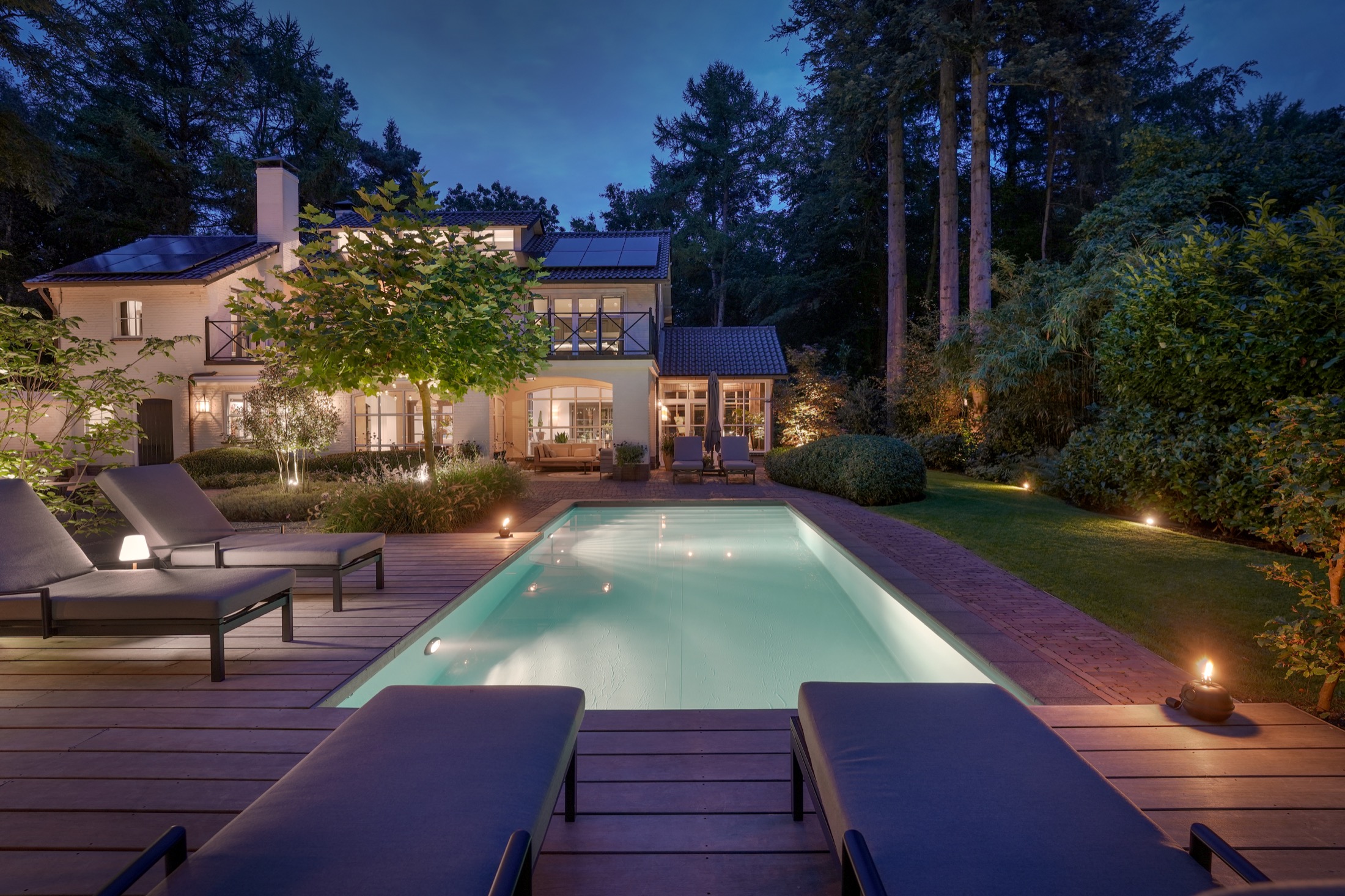 luxe tuin met inbouwzwembad en buitenverlichting