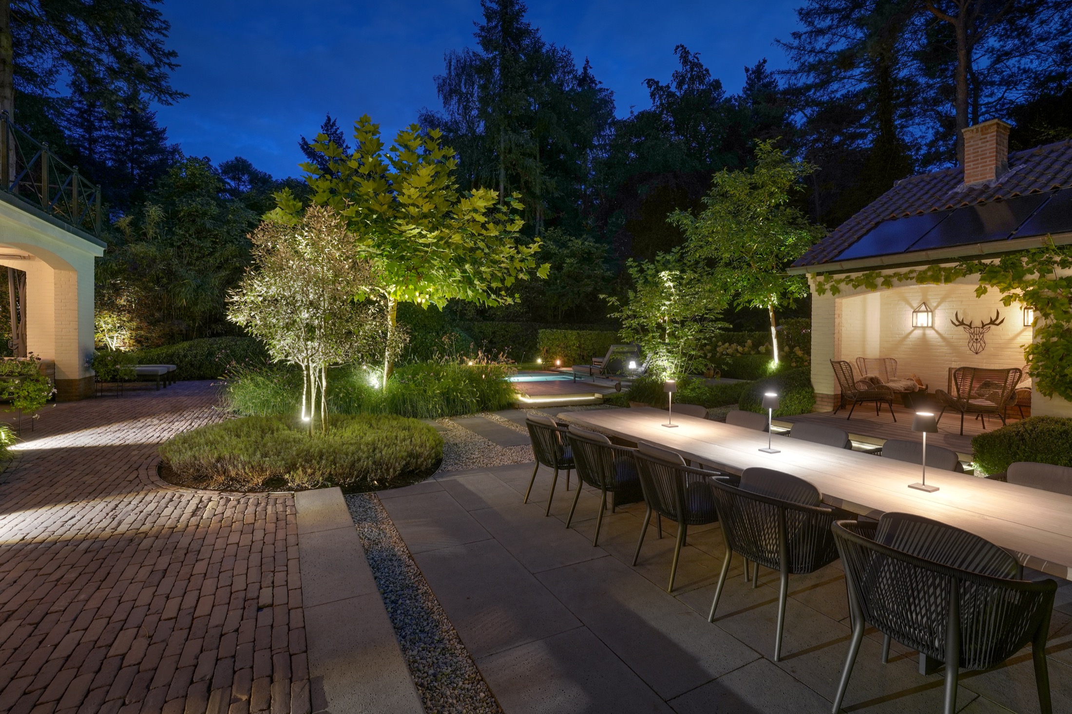 tuininrichting met luxe verlichting buiten