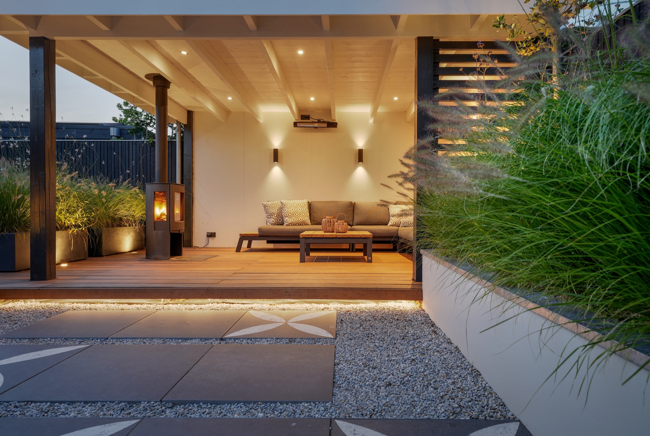 luxe tuin met terrasoverkapping