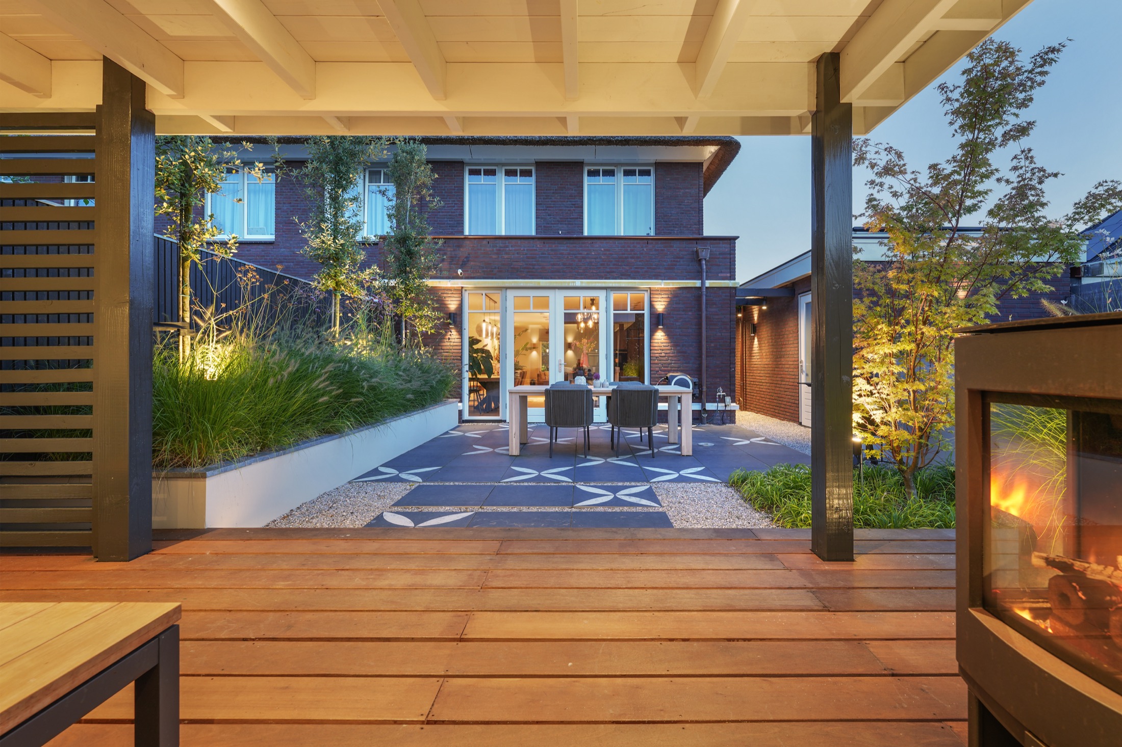 moderne tuin met luxe terrasoverkapping