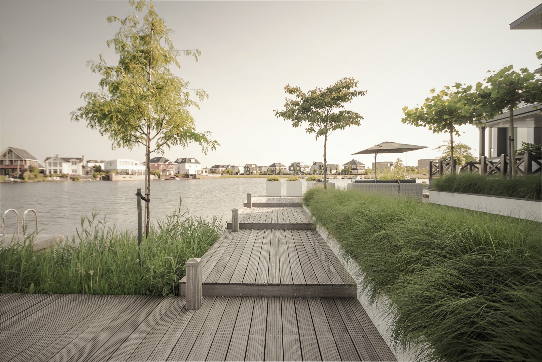 luxe tuin aan het water met beplanting