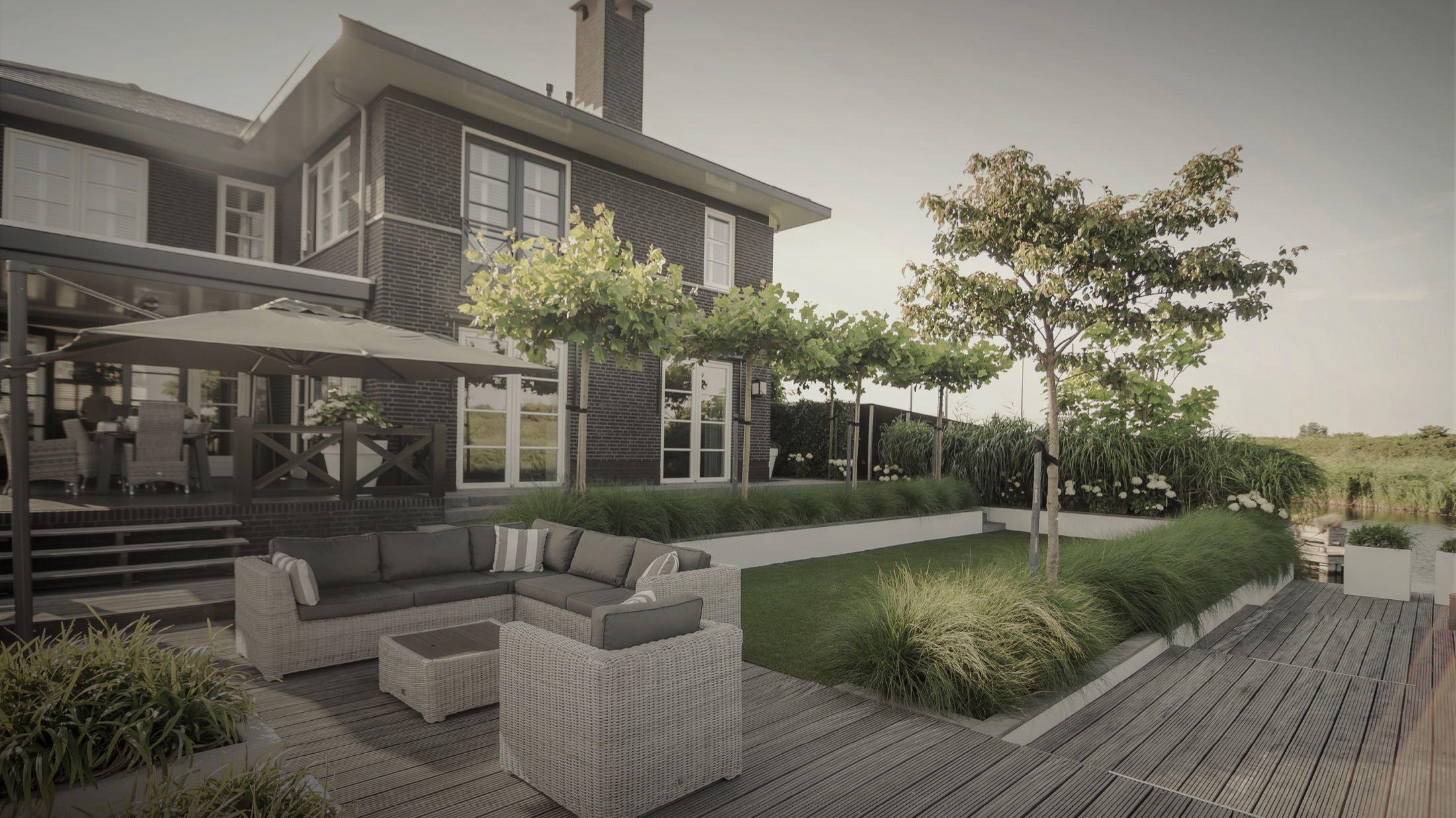 moderne tuin aan het water