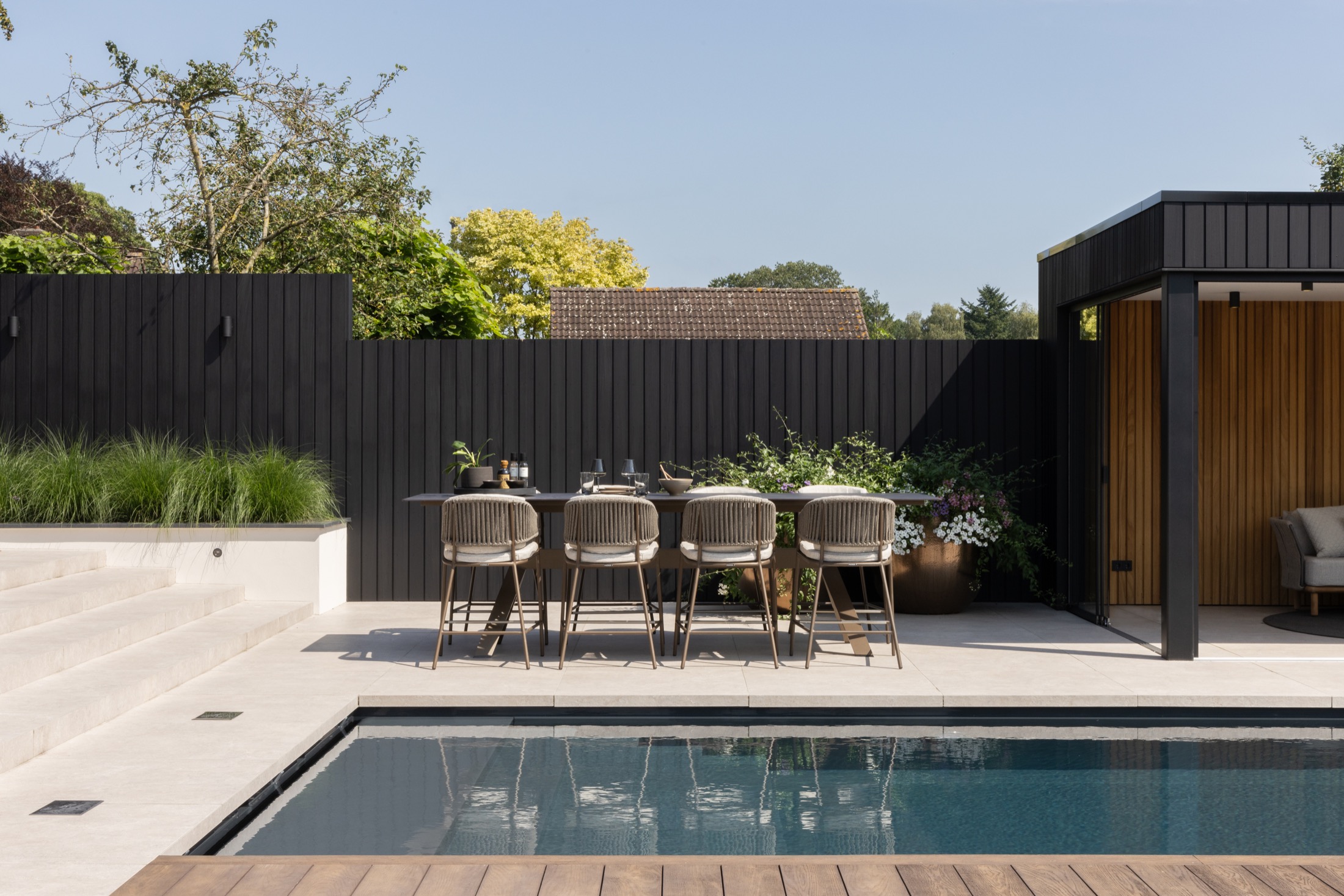 luxe tuin met zwembad en terras
