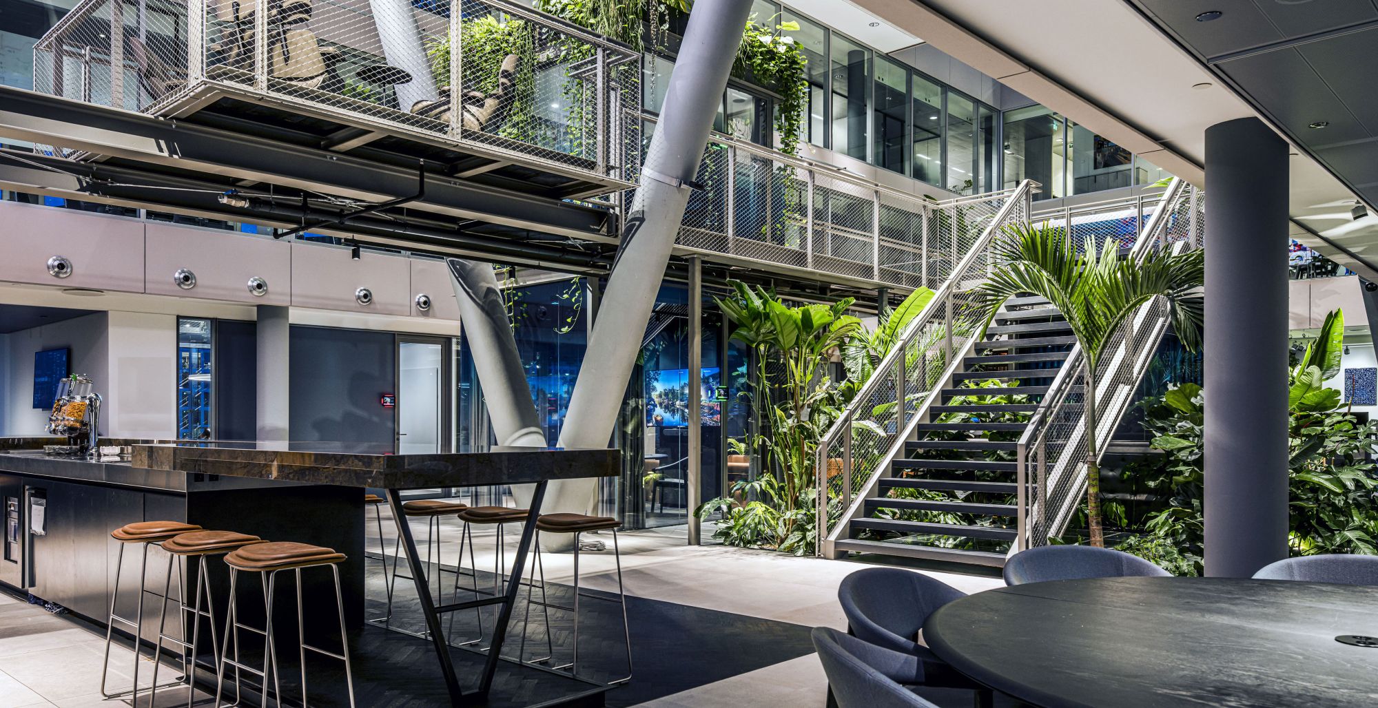 ijzeren trap in kantoor