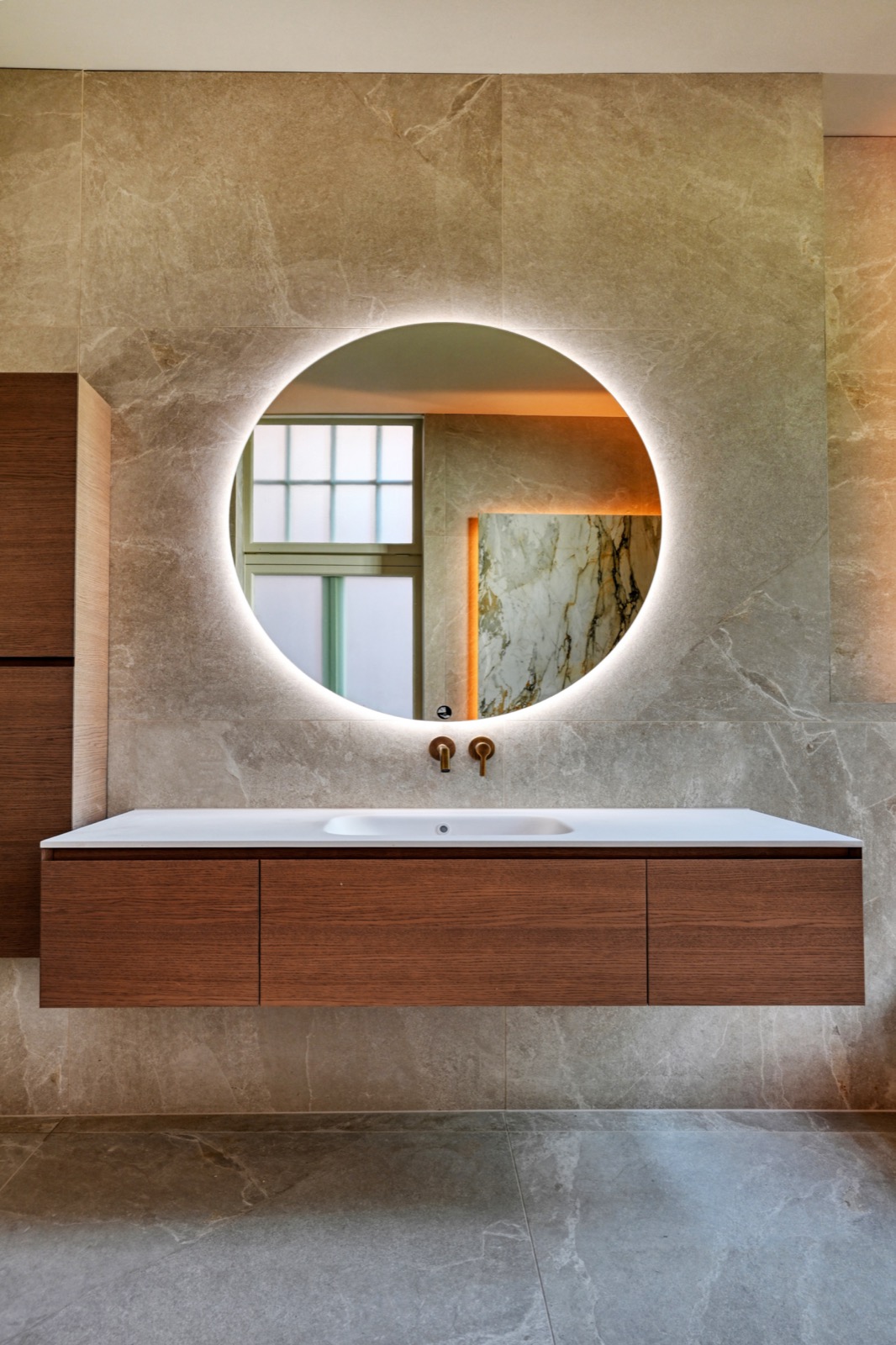 design badkamermeubel met luxe tegels