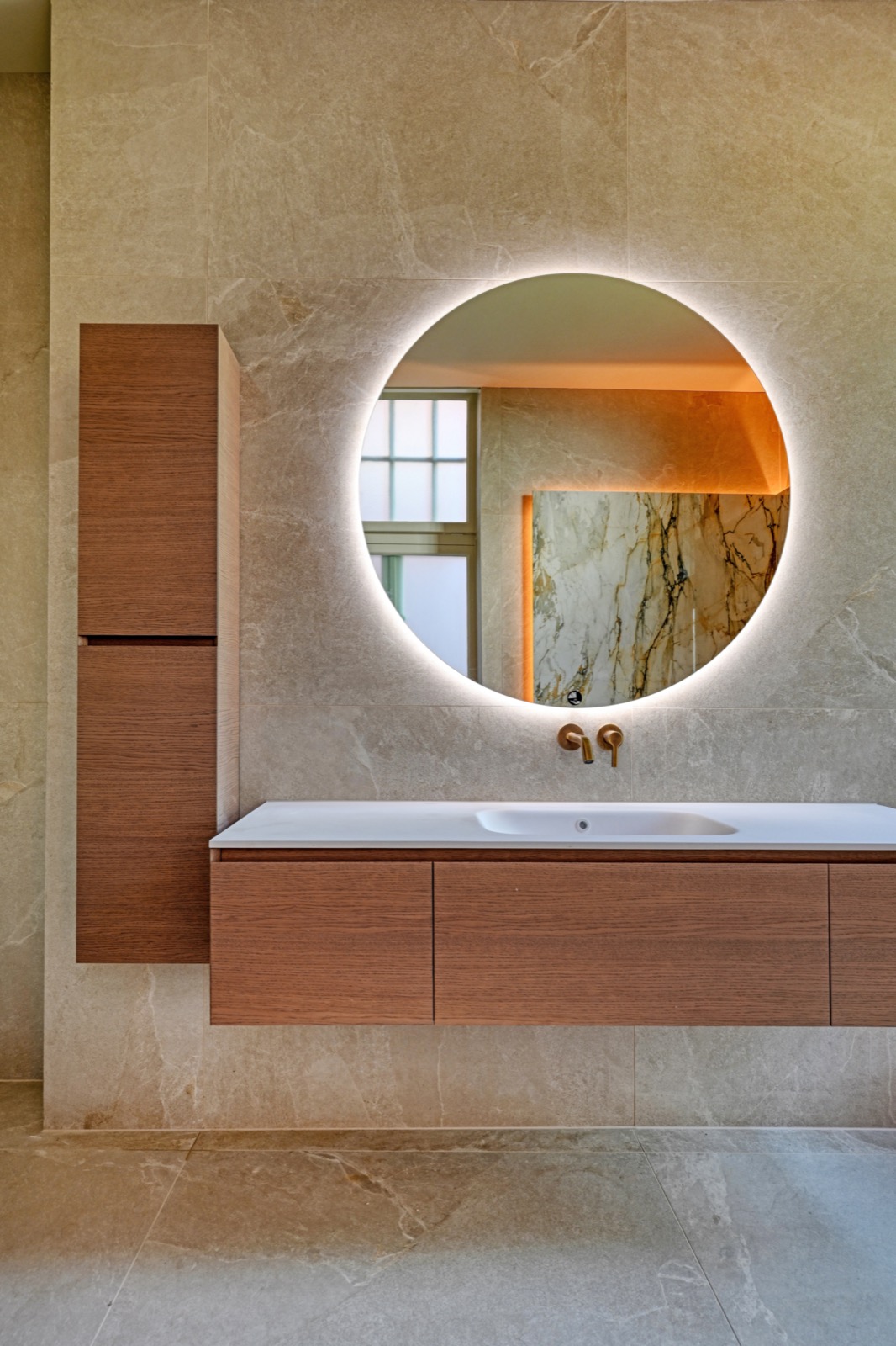 modern badkamermeubel met luxe tegels