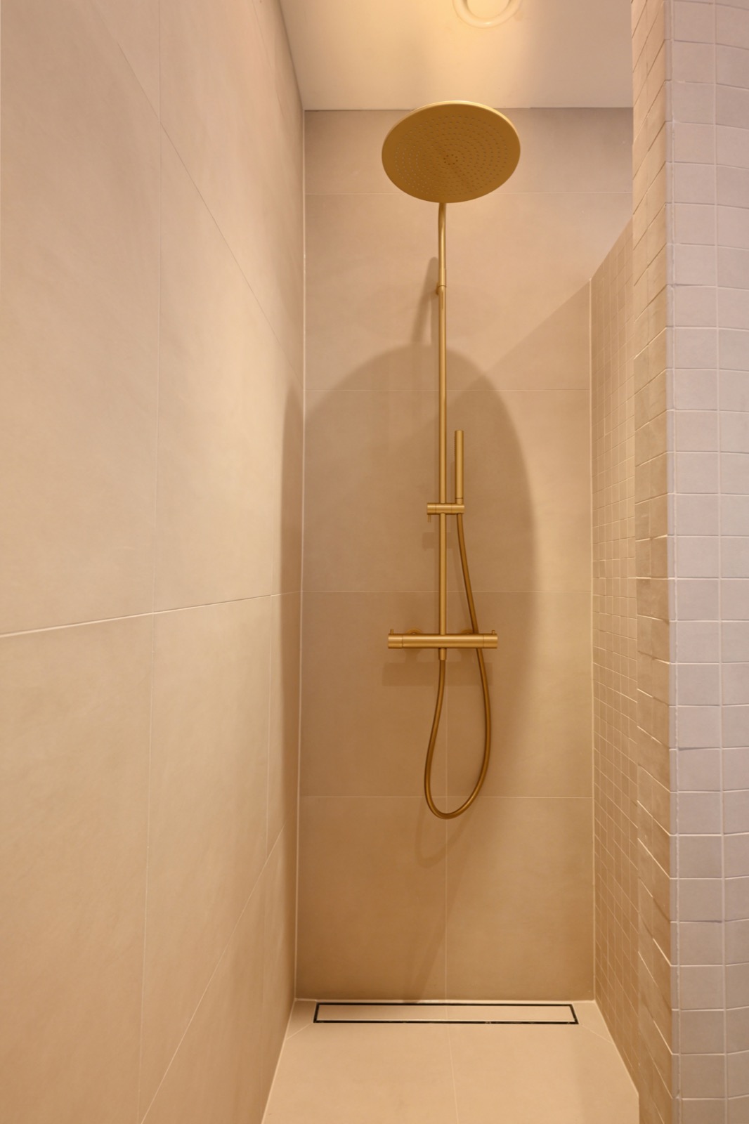 douche met luxe tegels