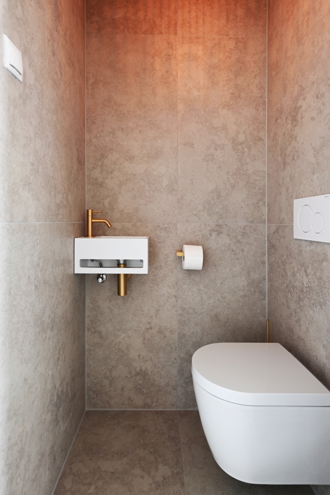 toilet met kramische tegels