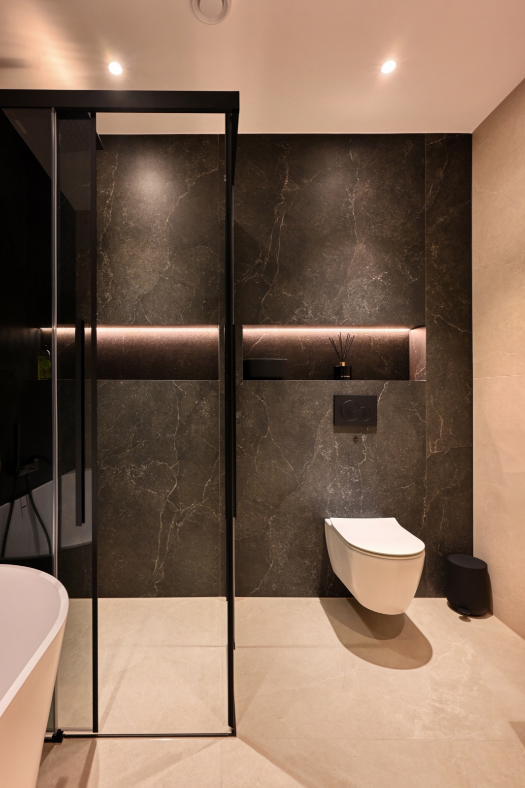 douche met keramische tegels