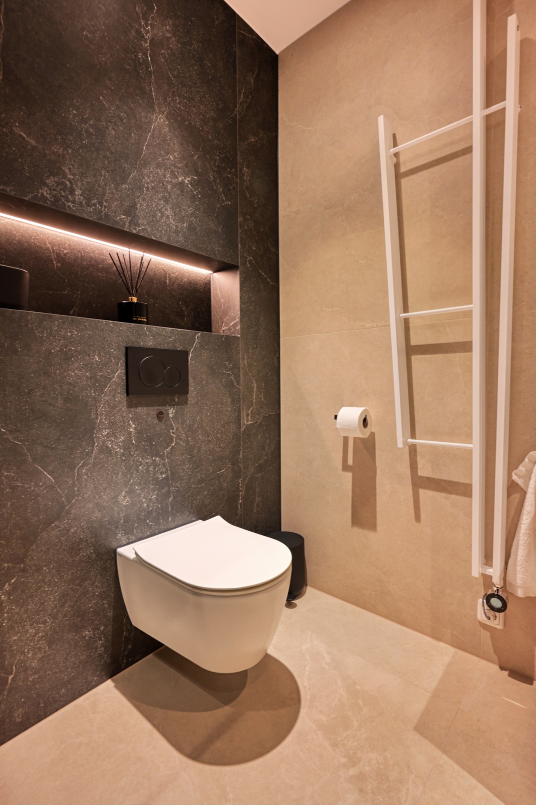 toilet met luxe tegels