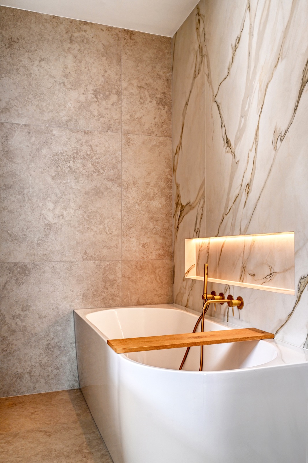 luxe badkamer met keramische tegels