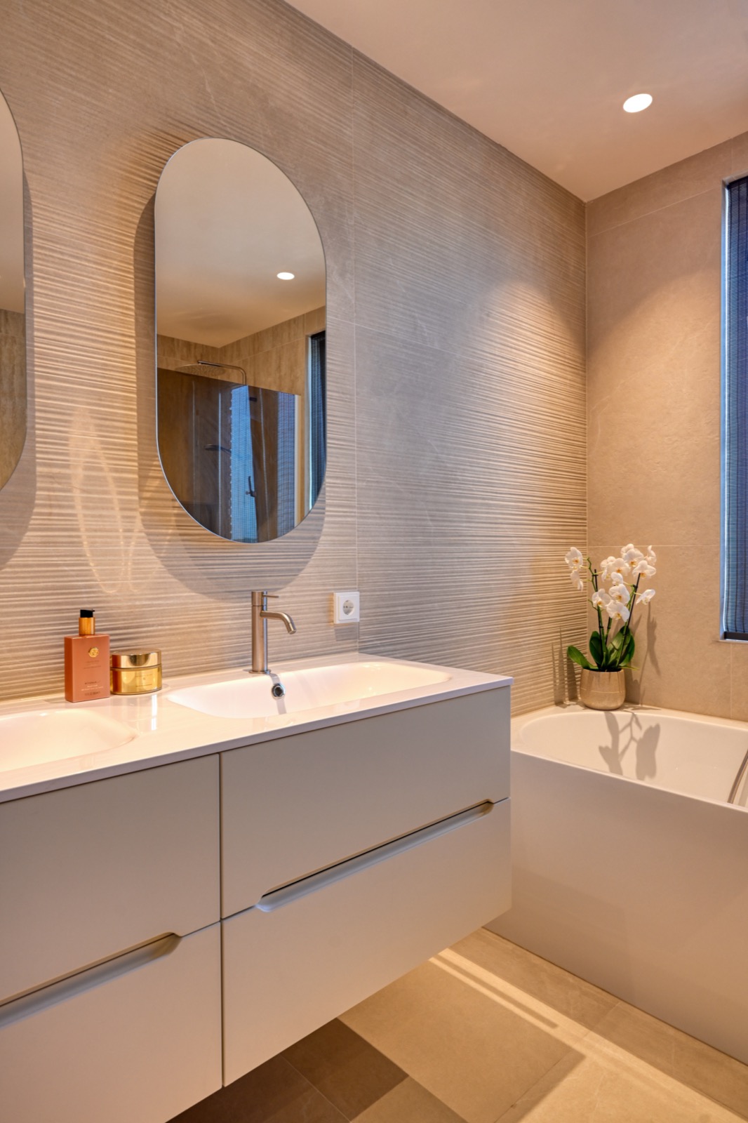 luxe badkamer met keramische tegels
