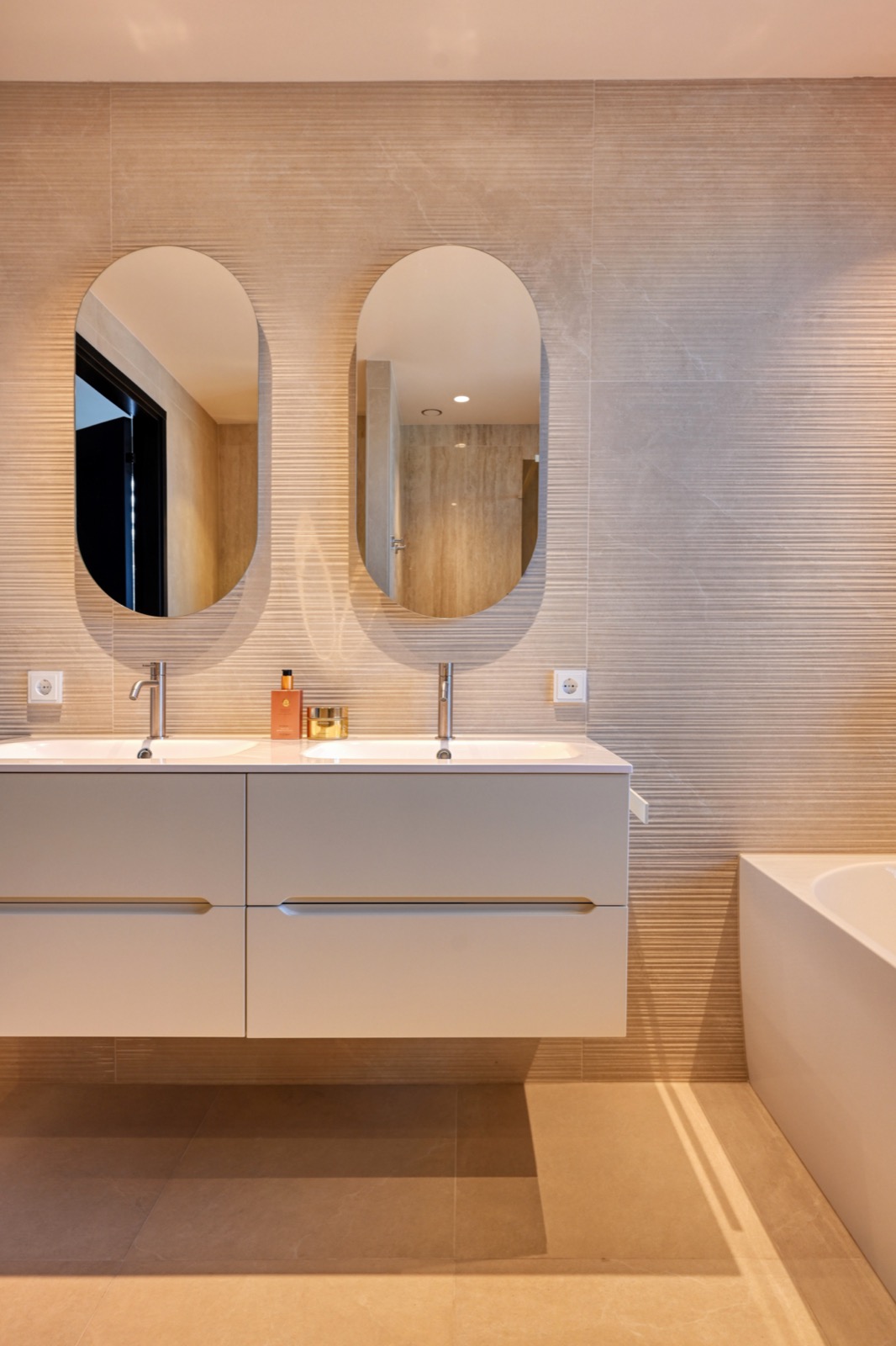 design badkamermeubel met keramische tegels