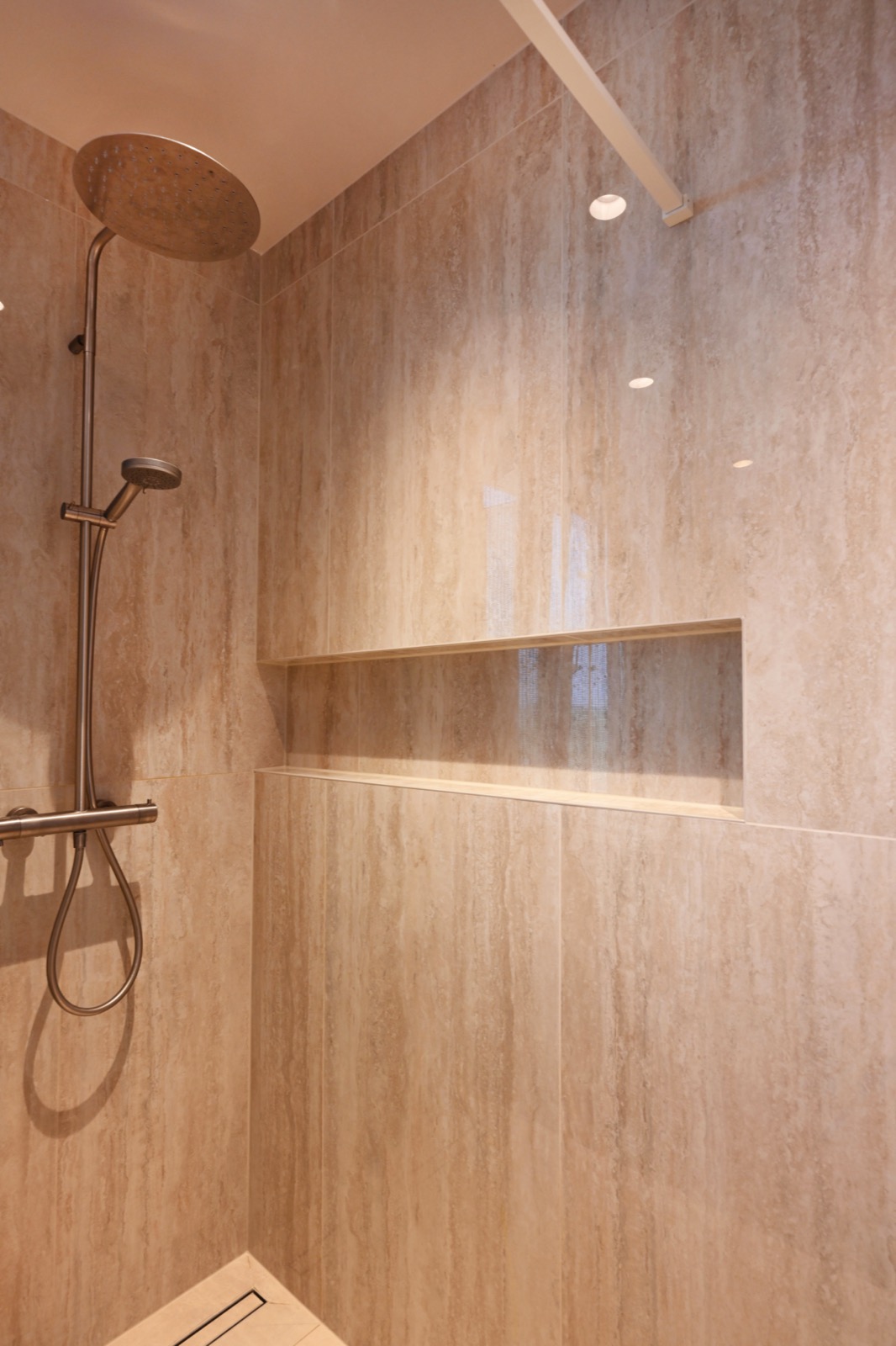 douche met luxe tegelwerk