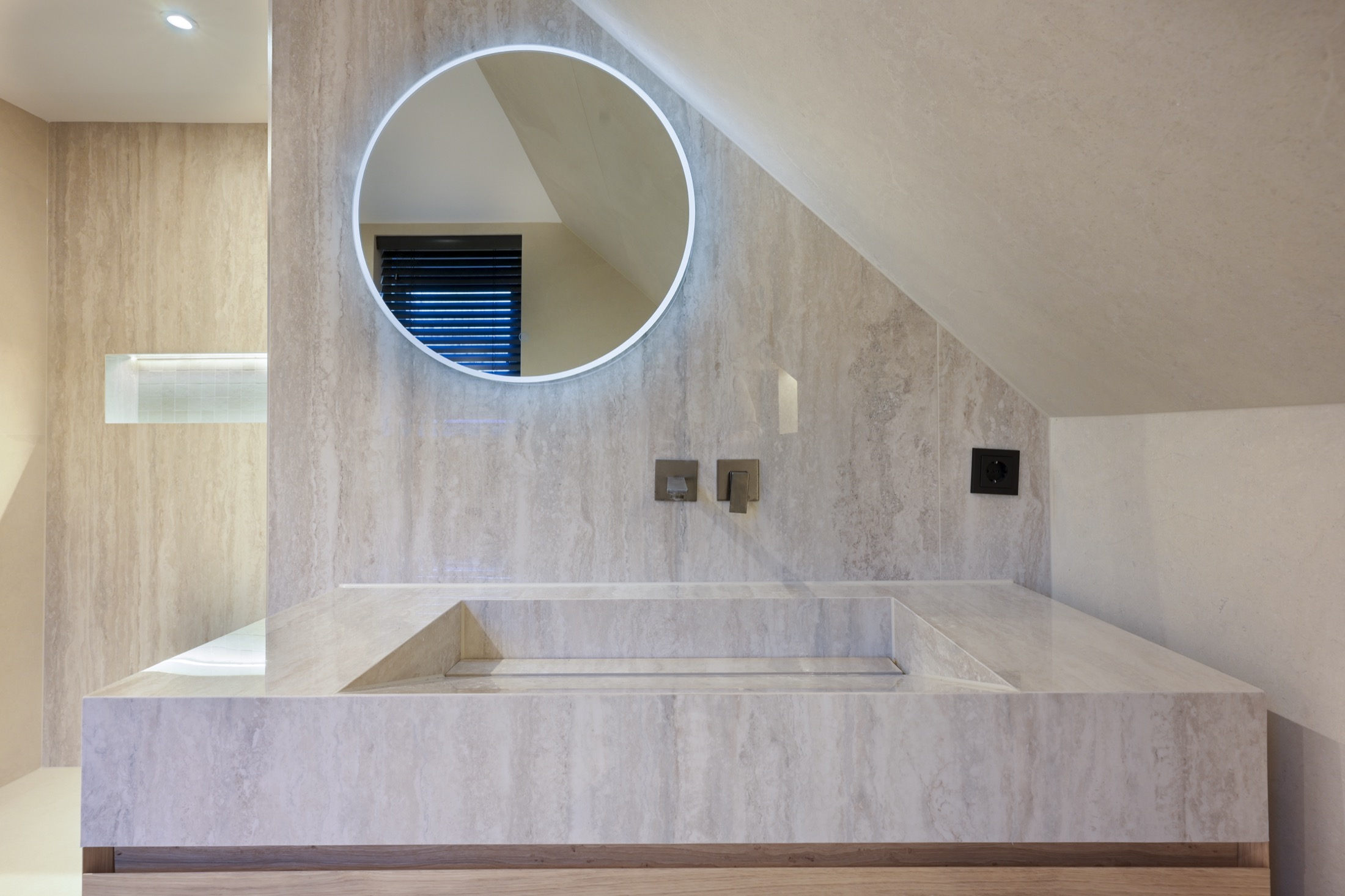 modern wastafelmeubel met ronde spiegel