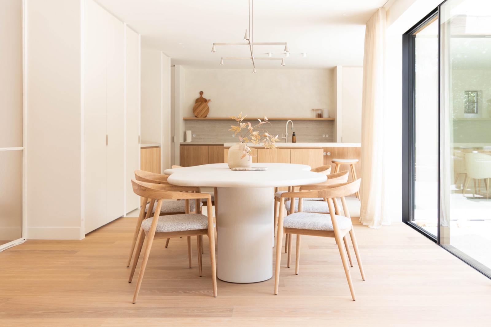 luxe eettafel met luxe tafel en stoelen